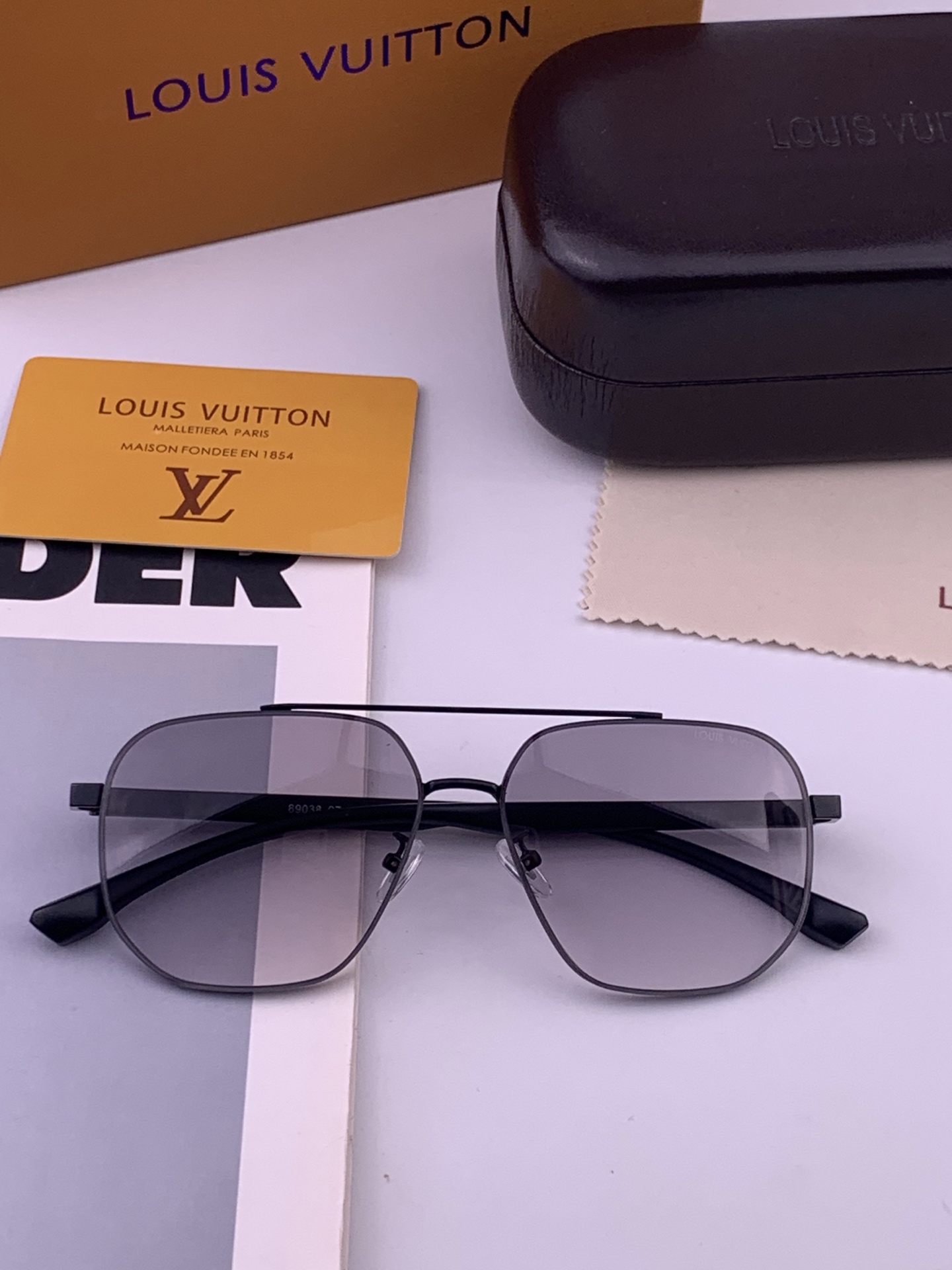 LV 男款炫彩飞行员偏光太阳镜 ❤️材质：高清尼龙加厚卡槽高清偏光镜片 🌹无边框镜架💕颜👍型号：L88903