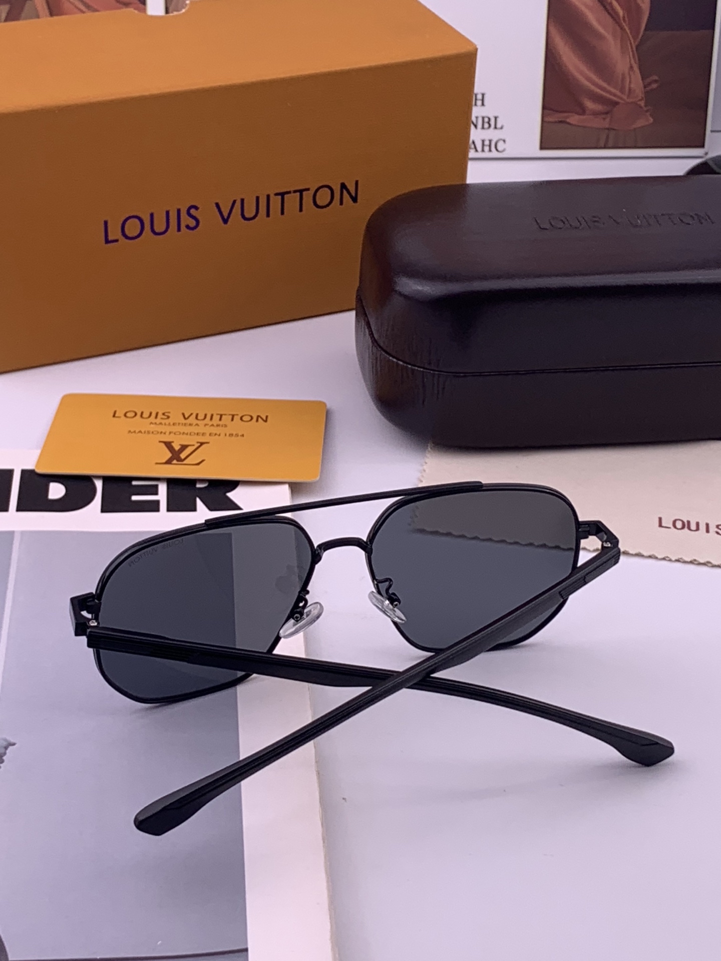 LV 男款炫彩飞行员偏光太阳镜 ❤️材质：高清尼龙加厚卡槽高清偏光镜片 🌹无边框镜架💕颜👍型号：L88903