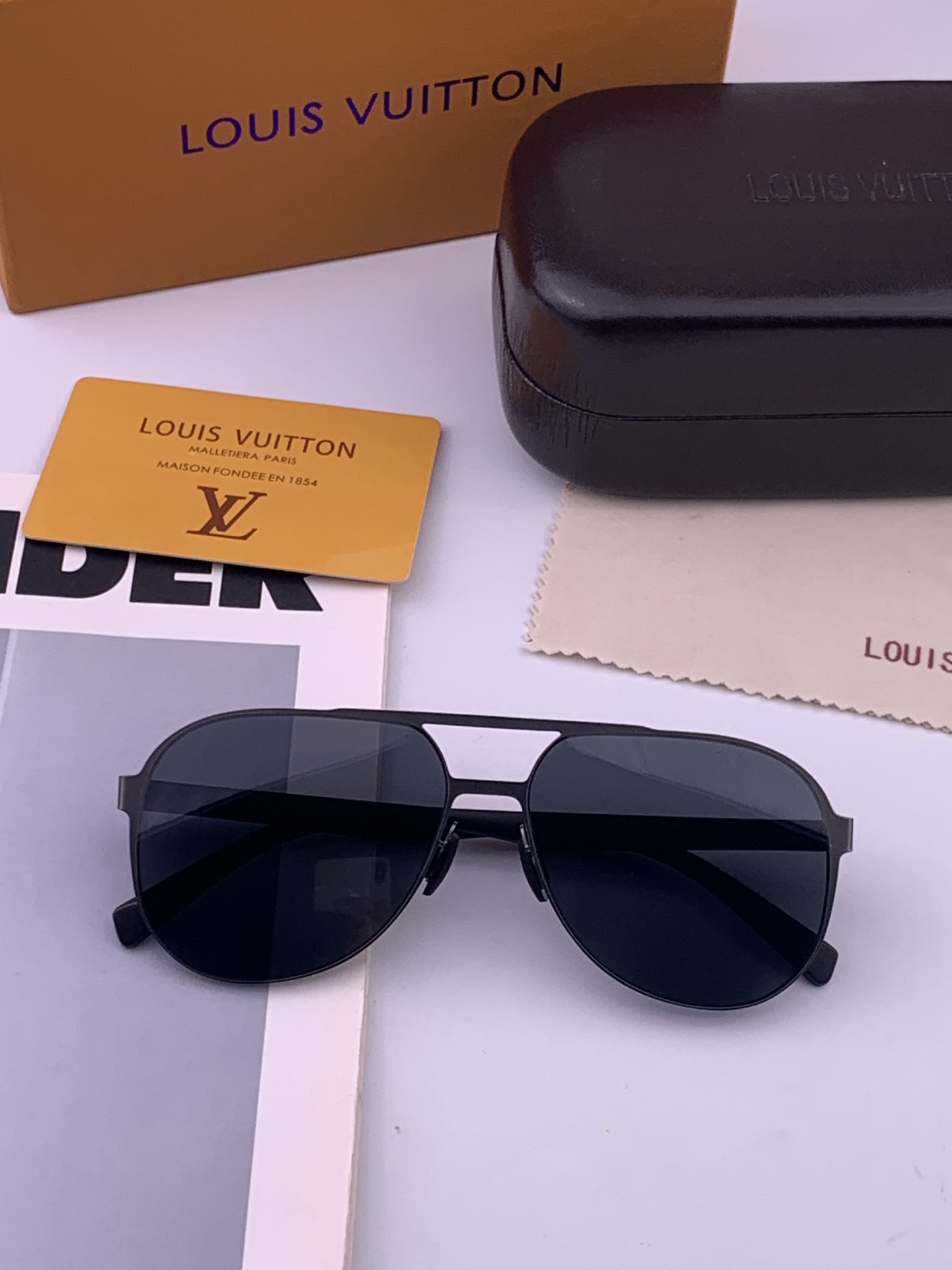 LV 男款炫彩飞行员偏光太阳镜 ❤️材质：高清尼龙加厚卡槽高清偏光镜片 🌹无边框镜架💕颜👍型号：L78903