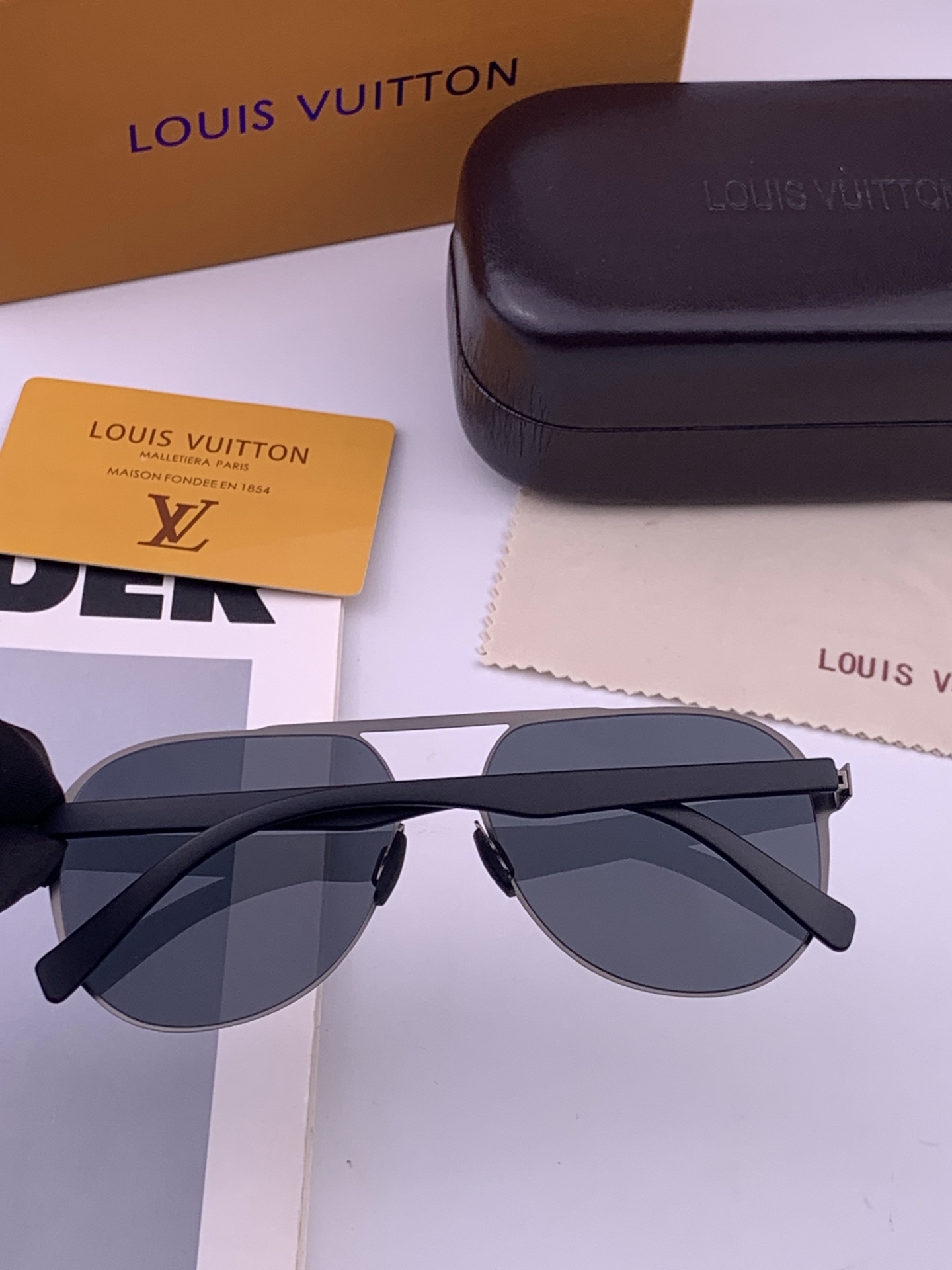 LV 男款炫彩飞行员偏光太阳镜 ❤️材质：高清尼龙加厚卡槽高清偏光镜片 🌹无边框镜架💕颜👍型号：L78903