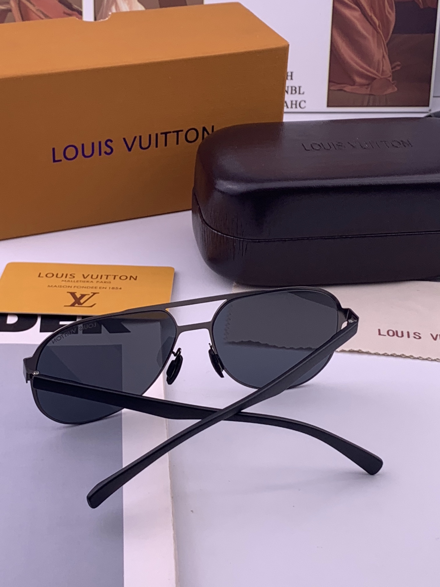LV 男款炫彩飞行员偏光太阳镜 ❤️材质：高清尼龙加厚卡槽高清偏光镜片 🌹无边框镜架💕颜👍型号：L78903