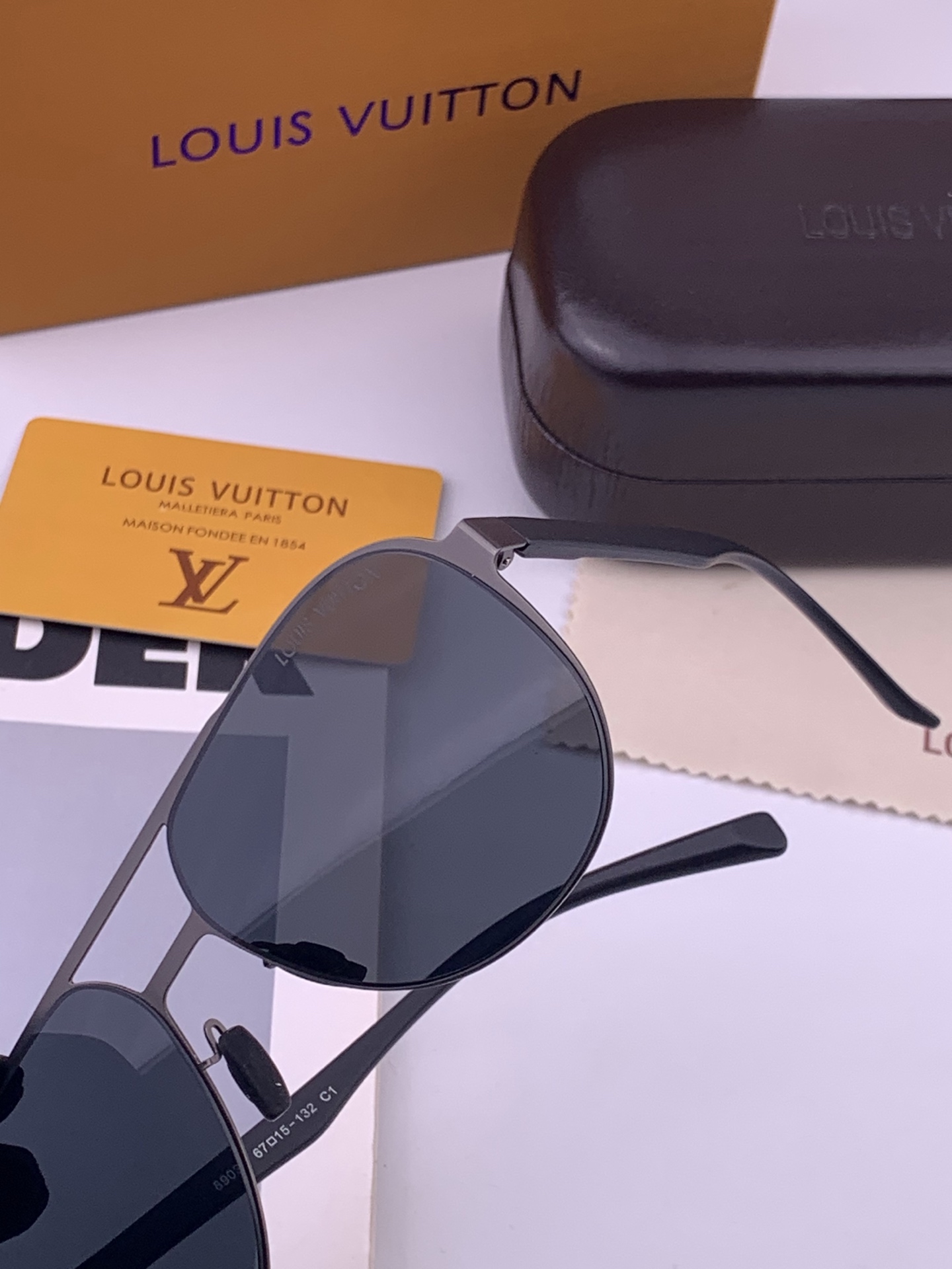 LV 男款炫彩飞行员偏光太阳镜 ❤️材质：高清尼龙加厚卡槽高清偏光镜片 🌹无边框镜架💕颜👍型号：L78903