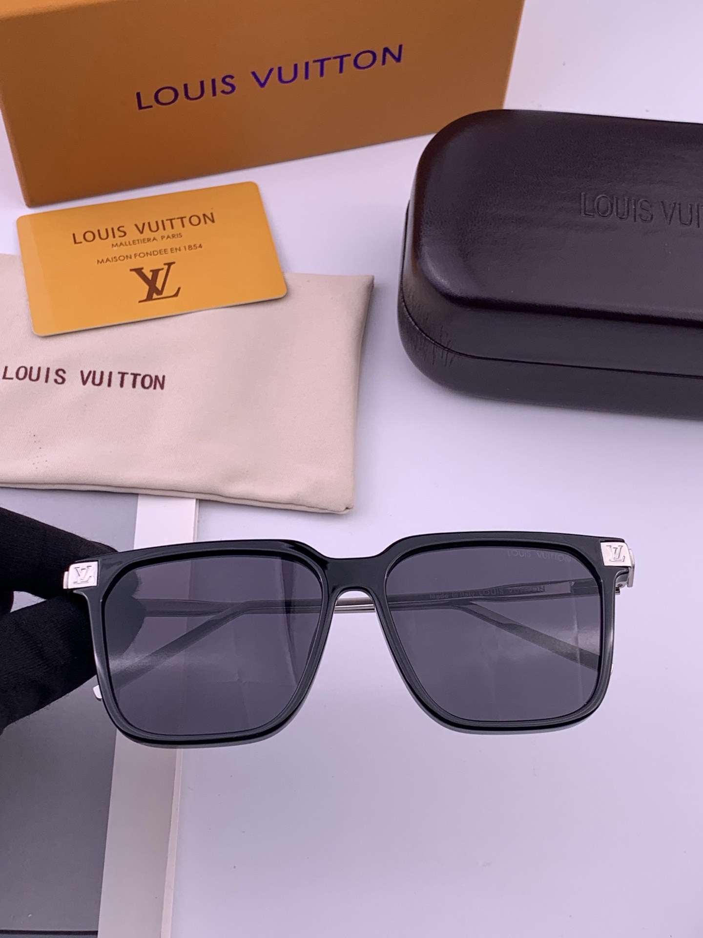 LV。高品质男女款”太阳镜。 开车钓鱼都可。百搭显瘦墨镜韩版男士飞行员大框司机开车防紫外线太阳镜，型号：L7166