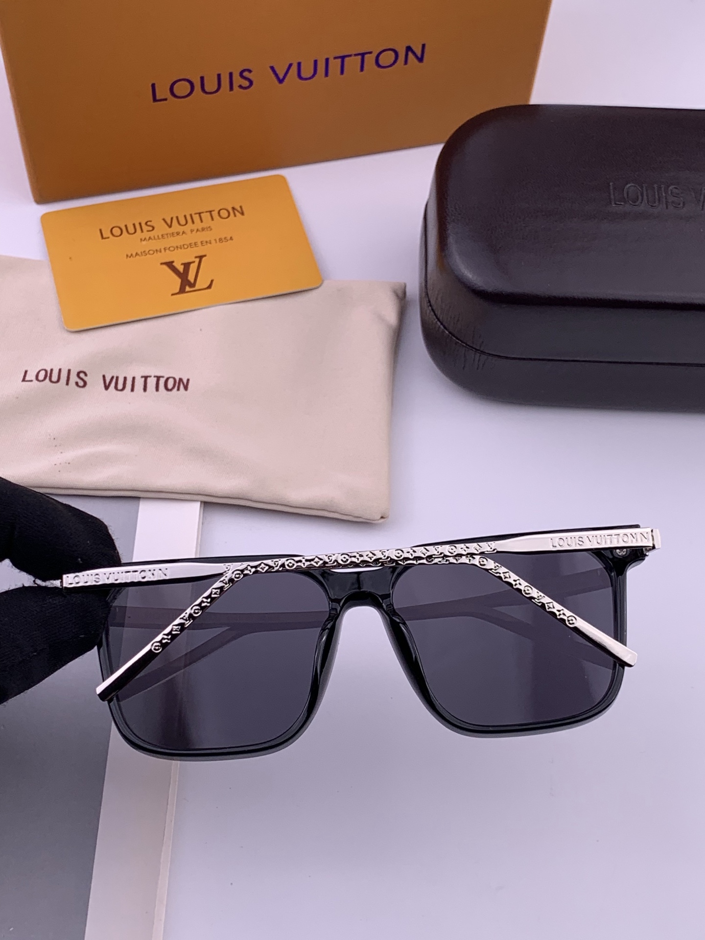 LV。高品质男女款”太阳镜。 开车钓鱼都可。百搭显瘦墨镜韩版男士飞行员大框司机开车防紫外线太阳镜，型号：L7166