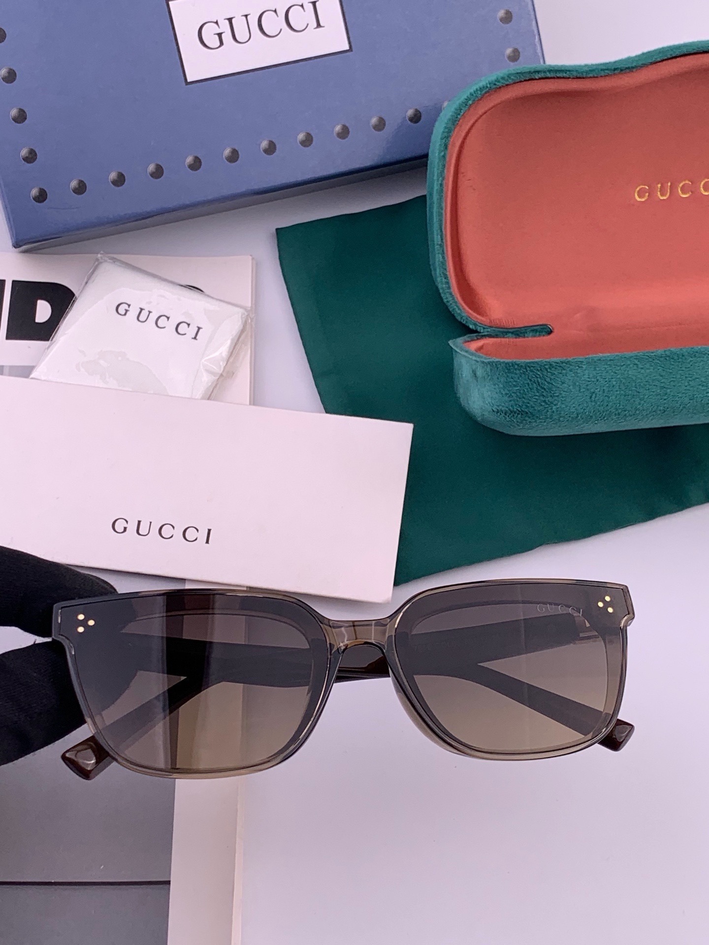 GUCCI  新款连体尼龙偏光太眼镜，情侣款时尚方框太阳镜佩戴舒适网红潮流款墨镜，大气女人范儿，大脸小脸都好看 ！型号：