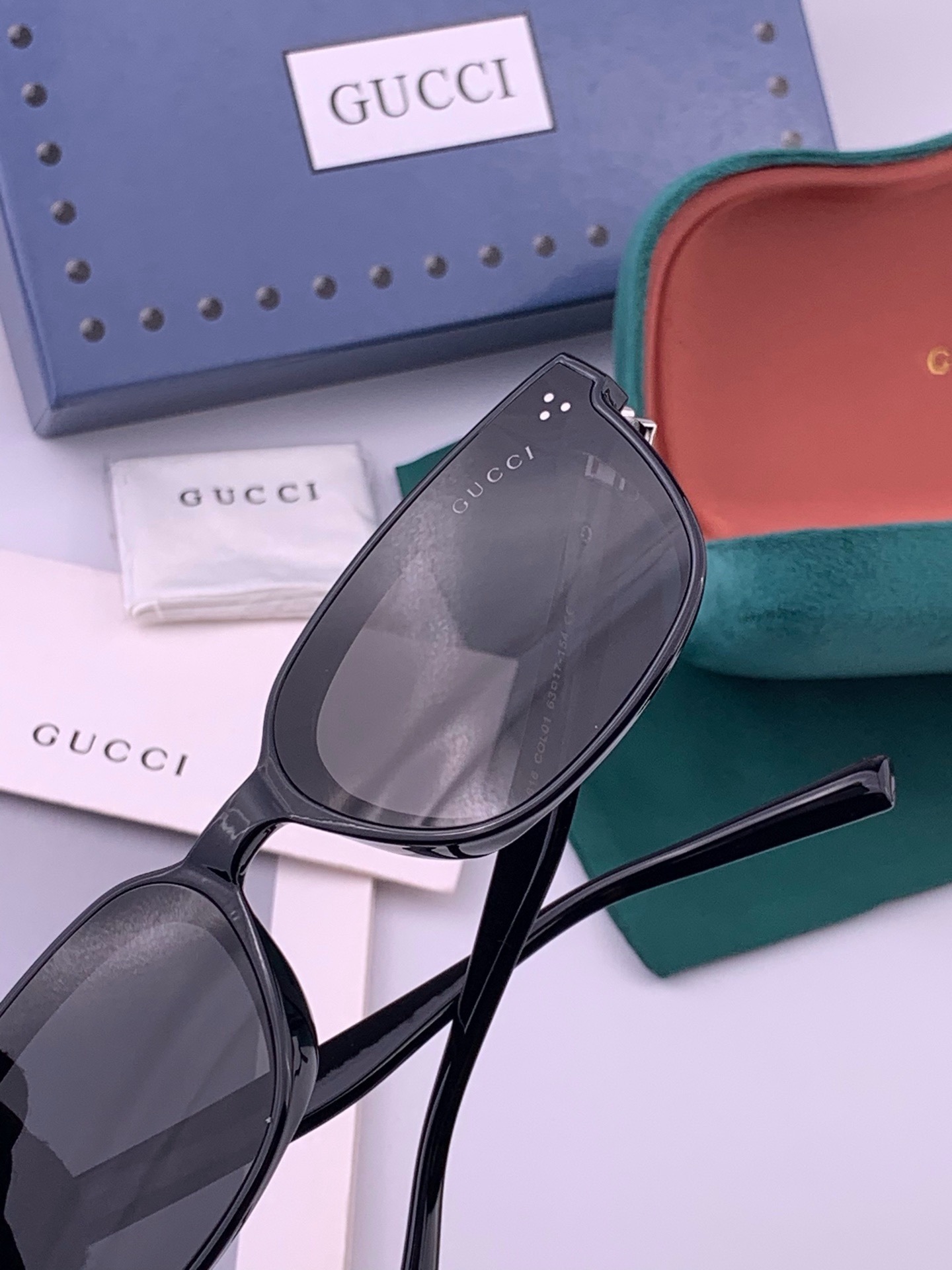 GUCCI  新款尼龙偏光太眼镜，情侣款时尚方框太阳镜佩戴舒适网红潮流款墨镜，大气女人范儿，大脸小脸都好看 ！型号：G6