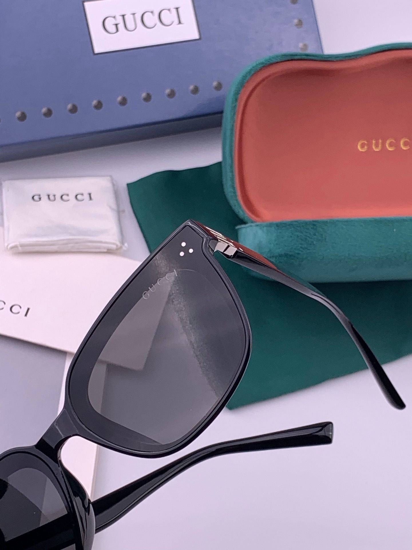 GUCCI  新款尼龙偏光太眼镜，情侣款时尚方框太阳镜佩戴舒适网红潮流款墨镜，大气女人范儿，大脸小脸都好看 ！型号：G6
