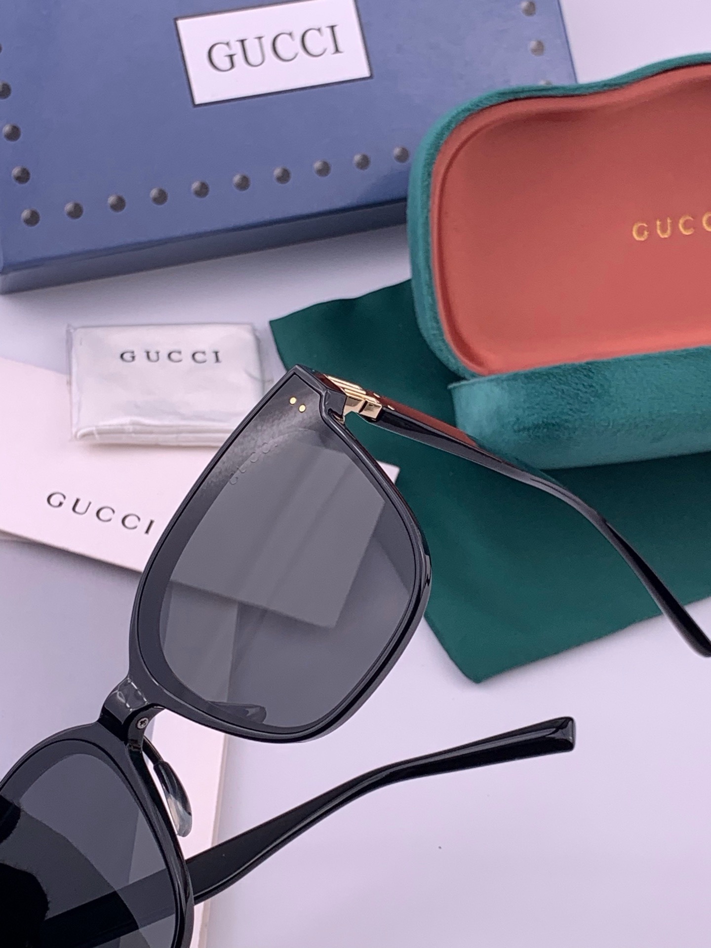 GUCCI  新款尼龙偏光太眼镜，情侣款时尚方框太阳镜佩戴舒适网红潮流款墨镜，大气女人范儿，大脸小脸都好看 ！型号：G2