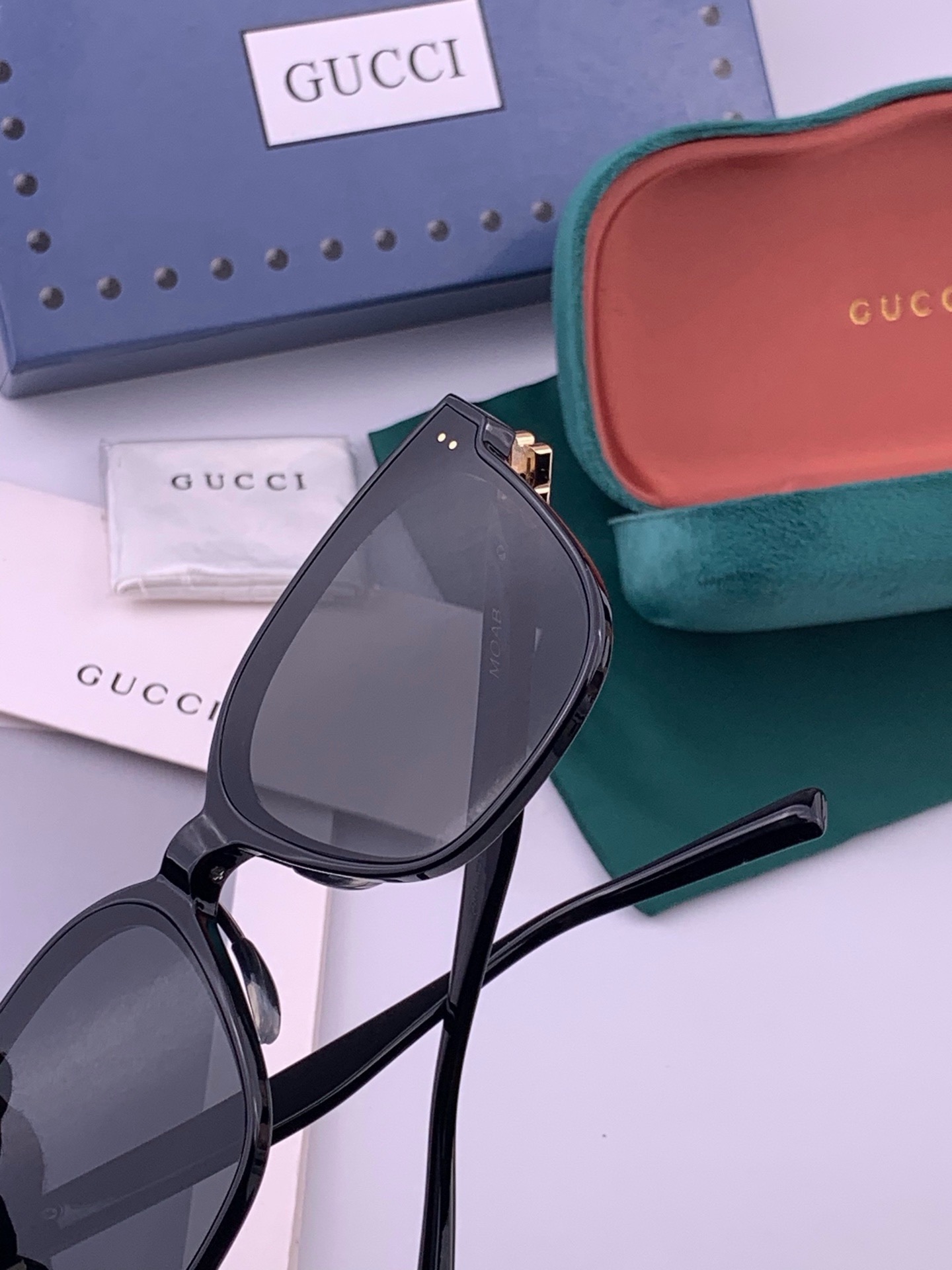 GUCCI  新款尼龙偏光太眼镜，情侣款时尚方框太阳镜佩戴舒适网红潮流款墨镜，大气女人范儿，大脸小脸都好看 ！型号：G2