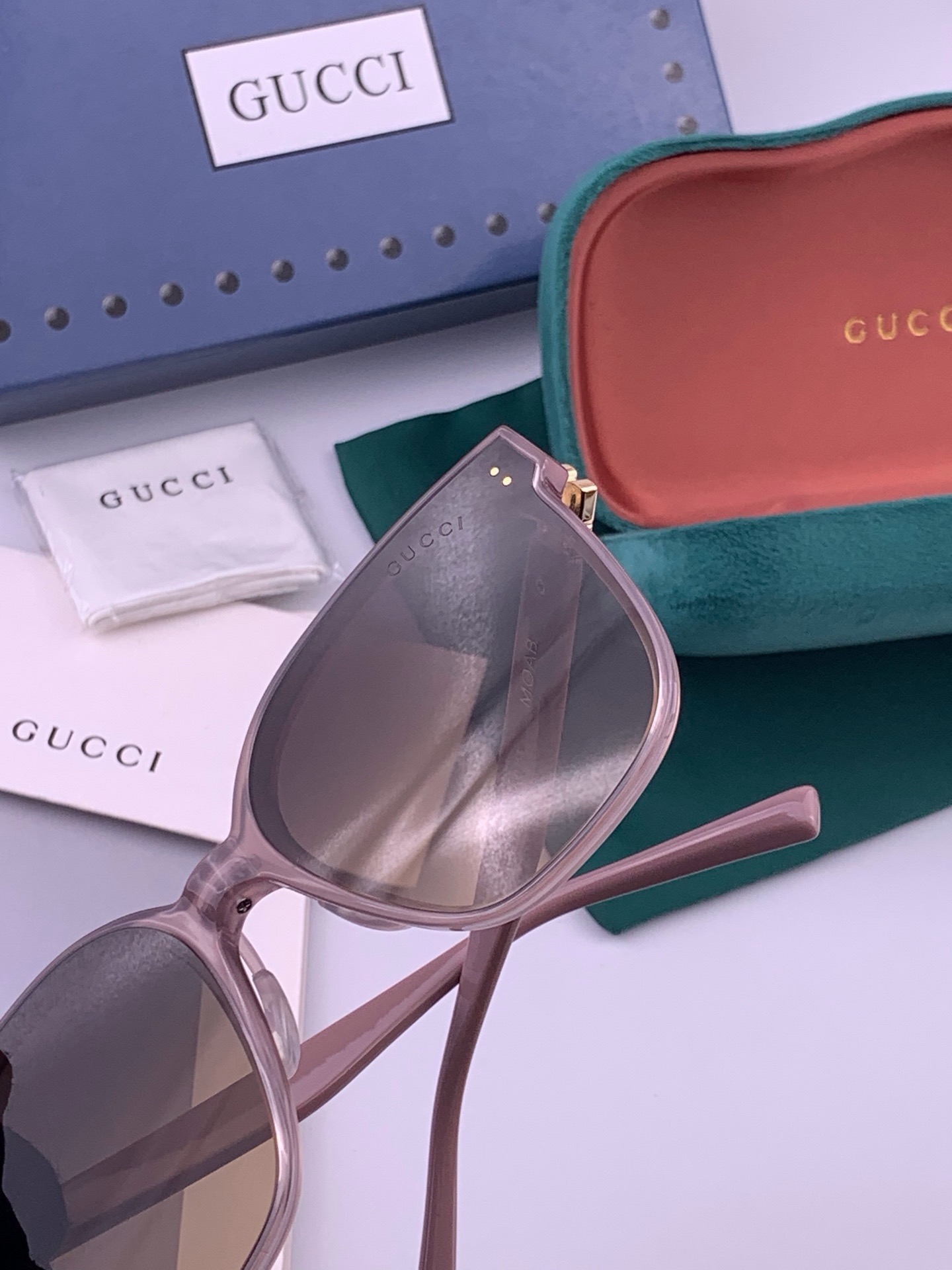 GUCCI  新款尼龙偏光太眼镜，情侣款时尚方框太阳镜佩戴舒适网红潮流款墨镜，大气女人范儿，大脸小脸都好看 ！型号：G2