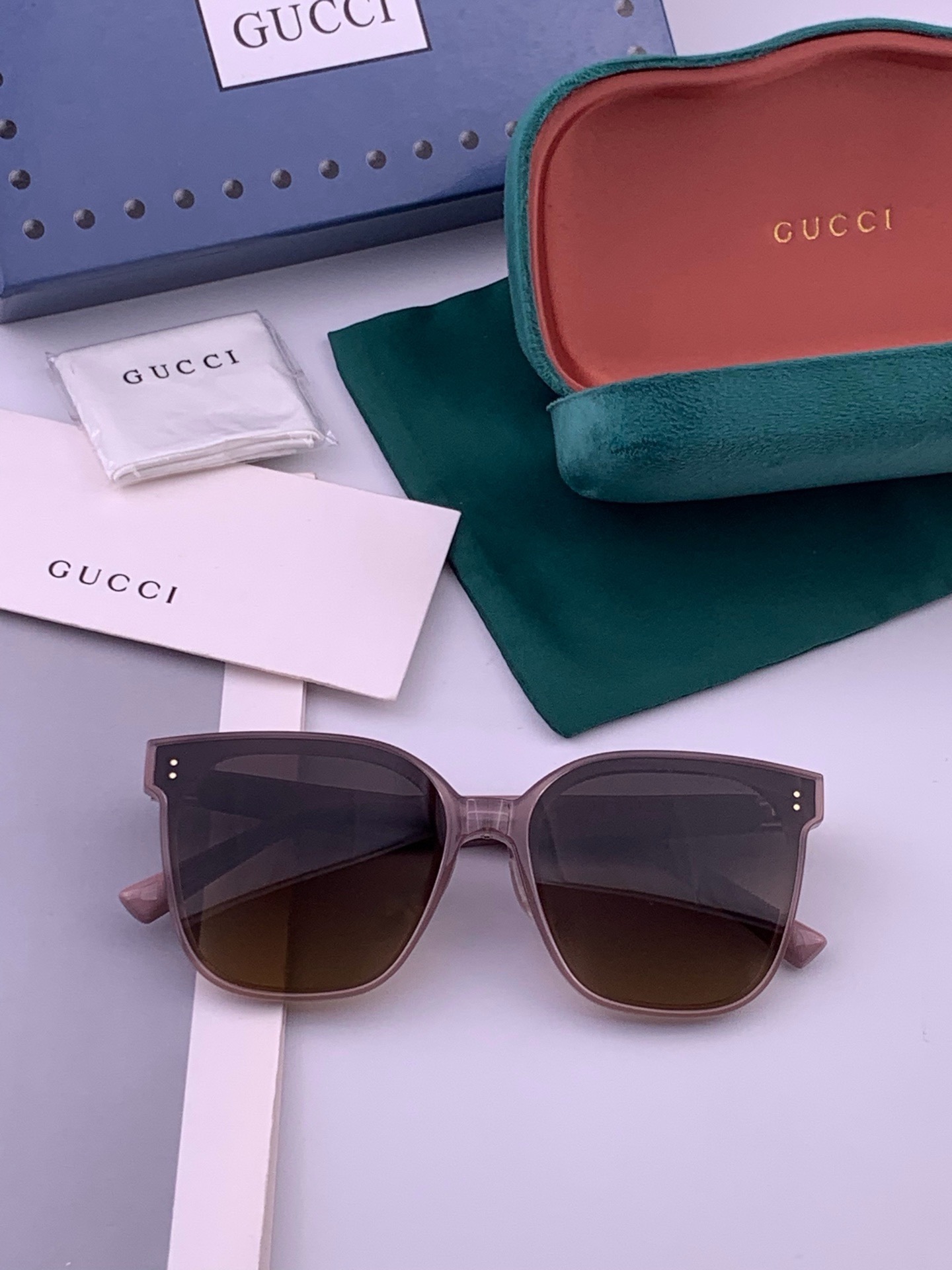 GUCCI  新款尼龙偏光太眼镜，情侣款时尚方框太阳镜佩戴舒适网红潮流款墨镜，大气女人范儿，大脸小脸都好看 ！型号：G2
