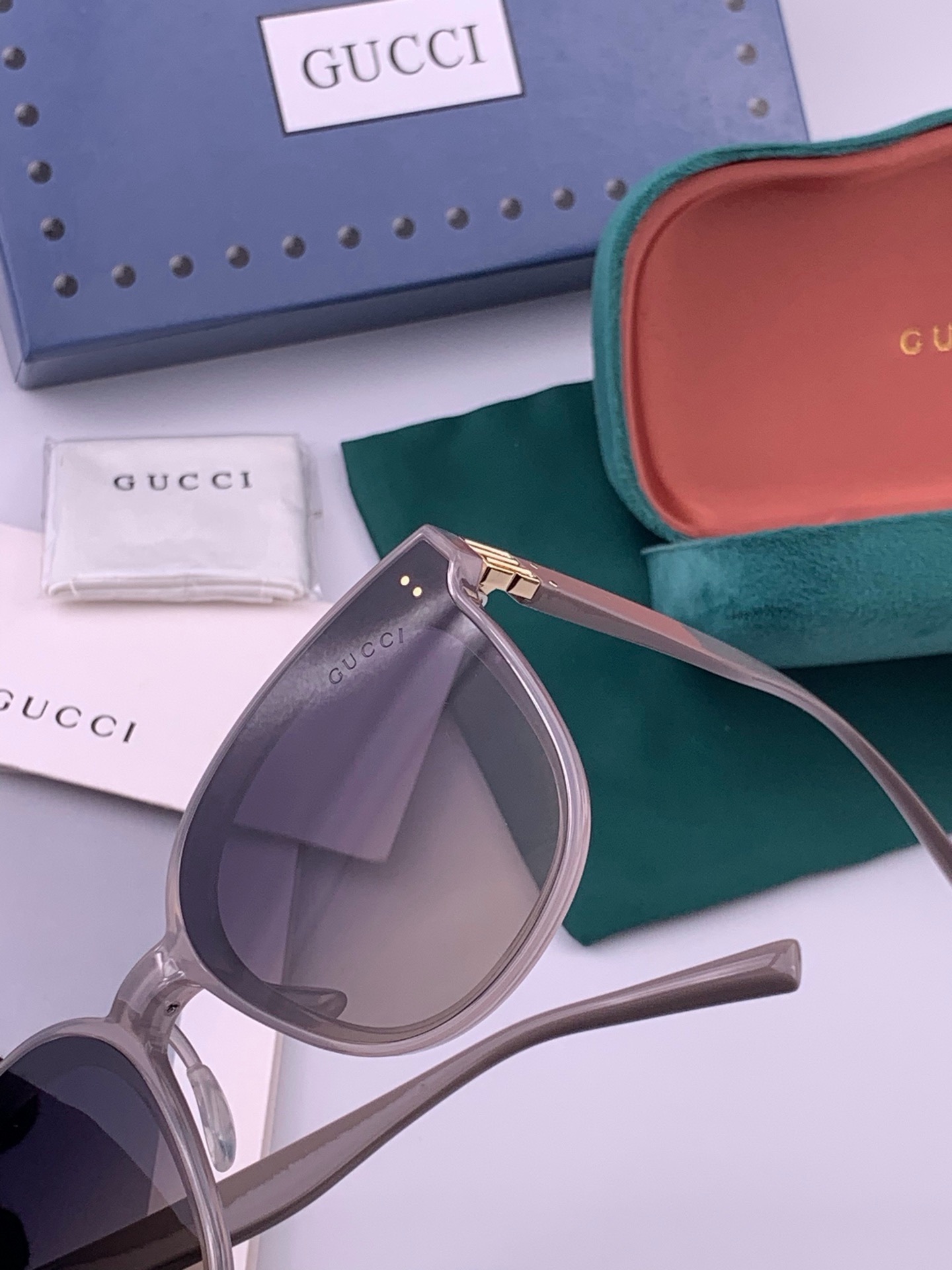GUCCI  新款尼龙偏光太眼镜，情侣款时尚方框太阳镜佩戴舒适网红潮流款墨镜，大气女人范儿，大脸小脸都好看 ！型号：G2