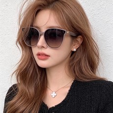 GUCCI 新款尼龙偏光太眼镜,情侣款时尚方框太阳镜佩戴舒适网红潮流款墨镜,大气女人范儿,大脸小脸都好看 !型号:G2 GUCCI 新款尼龙偏光太眼镜,情侣款时尚方框太阳镜佩戴舒适网红潮流款墨镜,大气女人范儿,大脸小脸都好看 !型号:G2