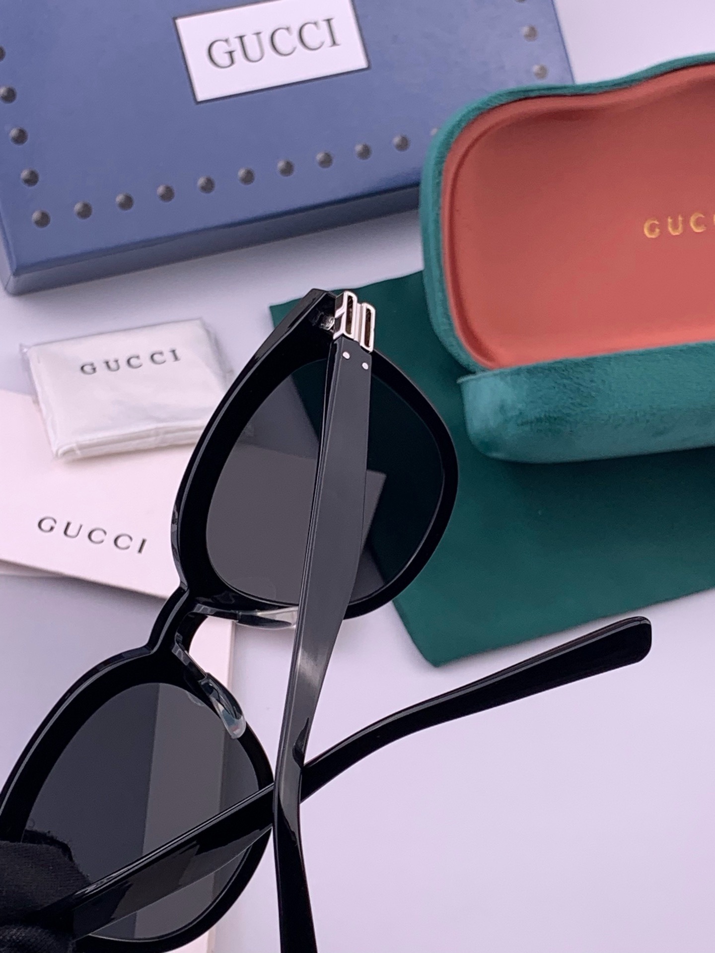 GUCCI  新款尼龙偏光太眼镜，情侣款时尚方框太阳镜佩戴舒适网红潮流款墨镜，大气女人范儿，大脸小脸都好看 ！型号：G2
