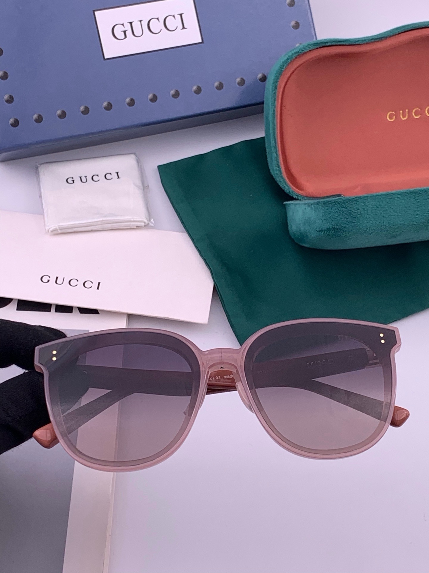 GUCCI  新款尼龙偏光太眼镜，情侣款时尚方框太阳镜佩戴舒适网红潮流款墨镜，大气女人范儿，大脸小脸都好看 ！型号：G2
