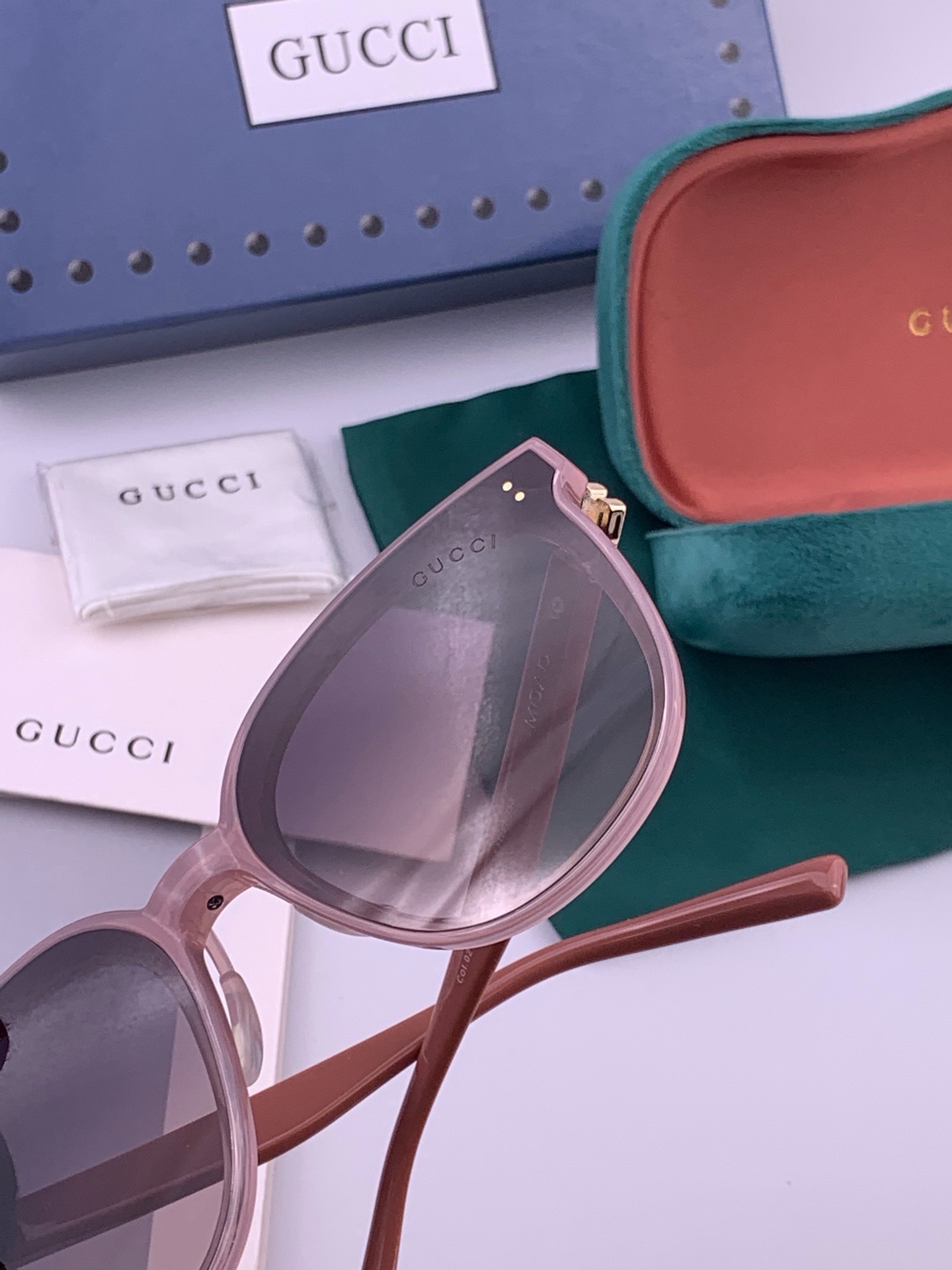 GUCCI  新款尼龙偏光太眼镜，情侣款时尚方框太阳镜佩戴舒适网红潮流款墨镜，大气女人范儿，大脸小脸都好看 ！型号：G2