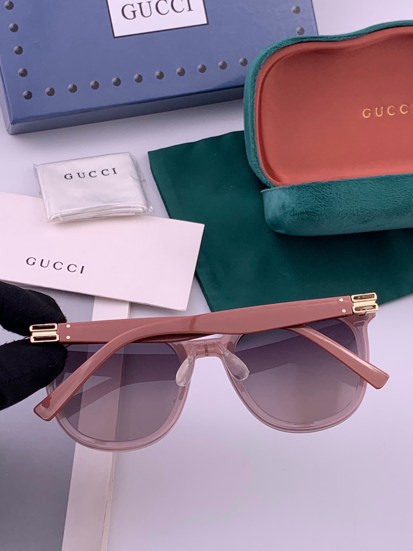 GUCCI  新款尼龙偏光太眼镜，情侣款时尚方框太阳镜佩戴舒适网红潮流款墨镜，大气女人范儿，大脸小脸都好看 ！型号：G2