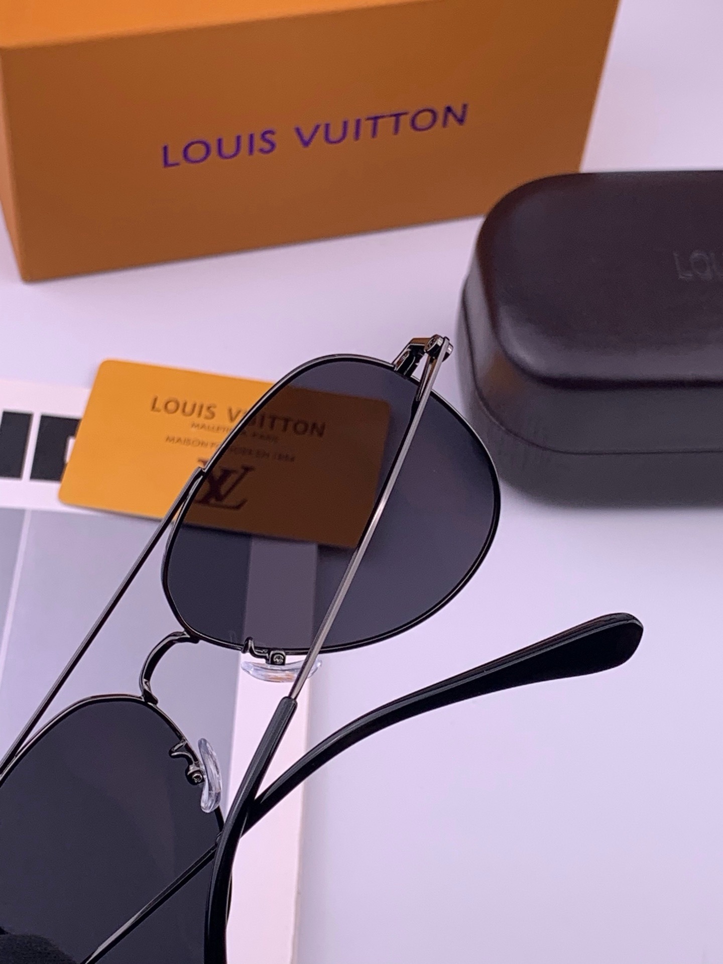 LV 。  高品质男女款墨镜   👍 进口宝丽来偏光镜片  。蛤蟆镜 开车钓鱼都可 。百搭显瘦墨镜韩版男士飞行员大框司机