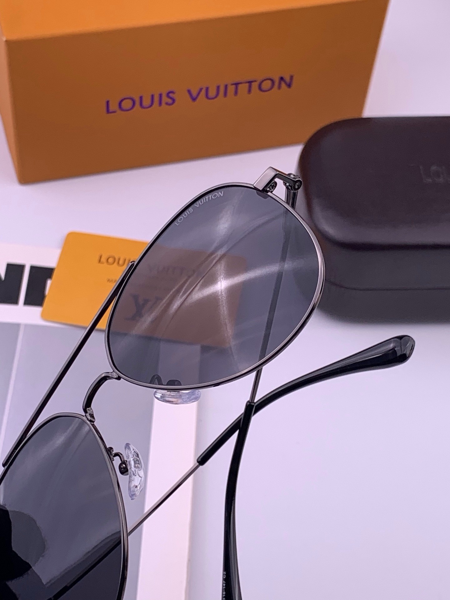 LV 。  高品质男女款墨镜   👍 进口宝丽来偏光镜片  。蛤蟆镜 开车钓鱼都可 。百搭显瘦墨镜韩版男士飞行员大框司机