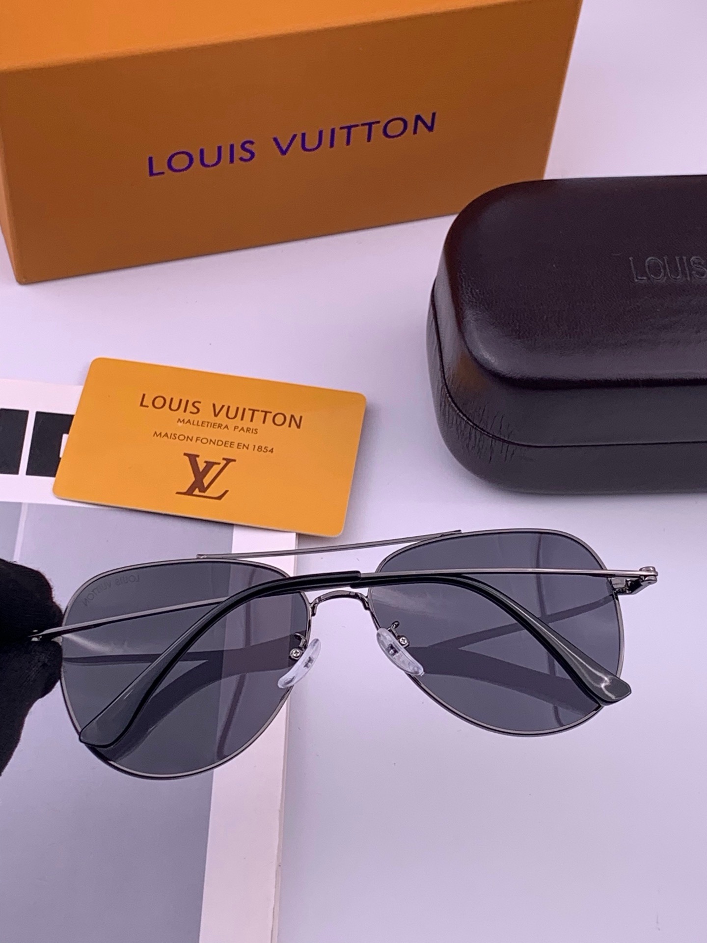 LV 。  高品质男女款墨镜   👍 进口宝丽来偏光镜片  。蛤蟆镜 开车钓鱼都可 。百搭显瘦墨镜韩版男士飞行员大框司机