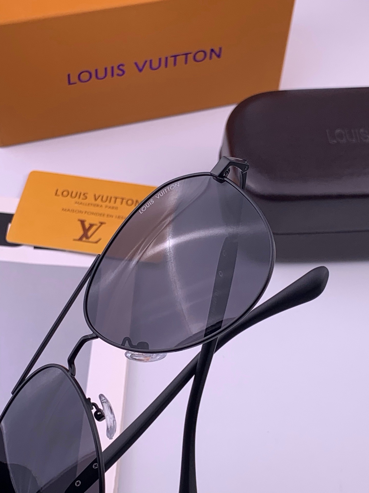 LV 。  高品质男女款墨镜   👍 进口宝丽来偏光镜片  。蛤蟆镜 开车钓鱼都可 。百搭显瘦墨镜韩版男士飞行员大框司机