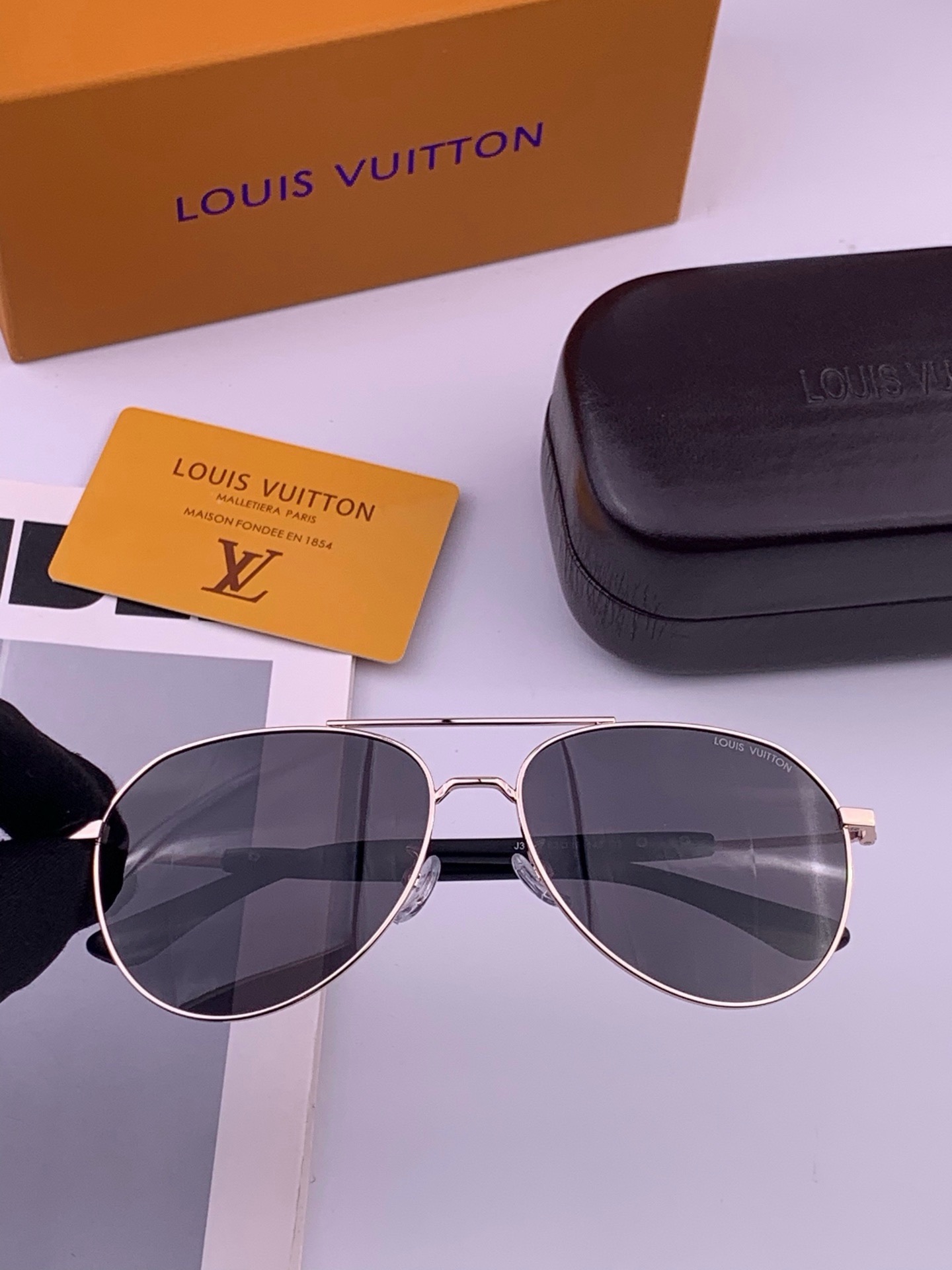LV 。  高品质男女款墨镜   👍 进口宝丽来偏光镜片  。蛤蟆镜 开车钓鱼都可 。百搭显瘦墨镜韩版男士飞行员大框司机