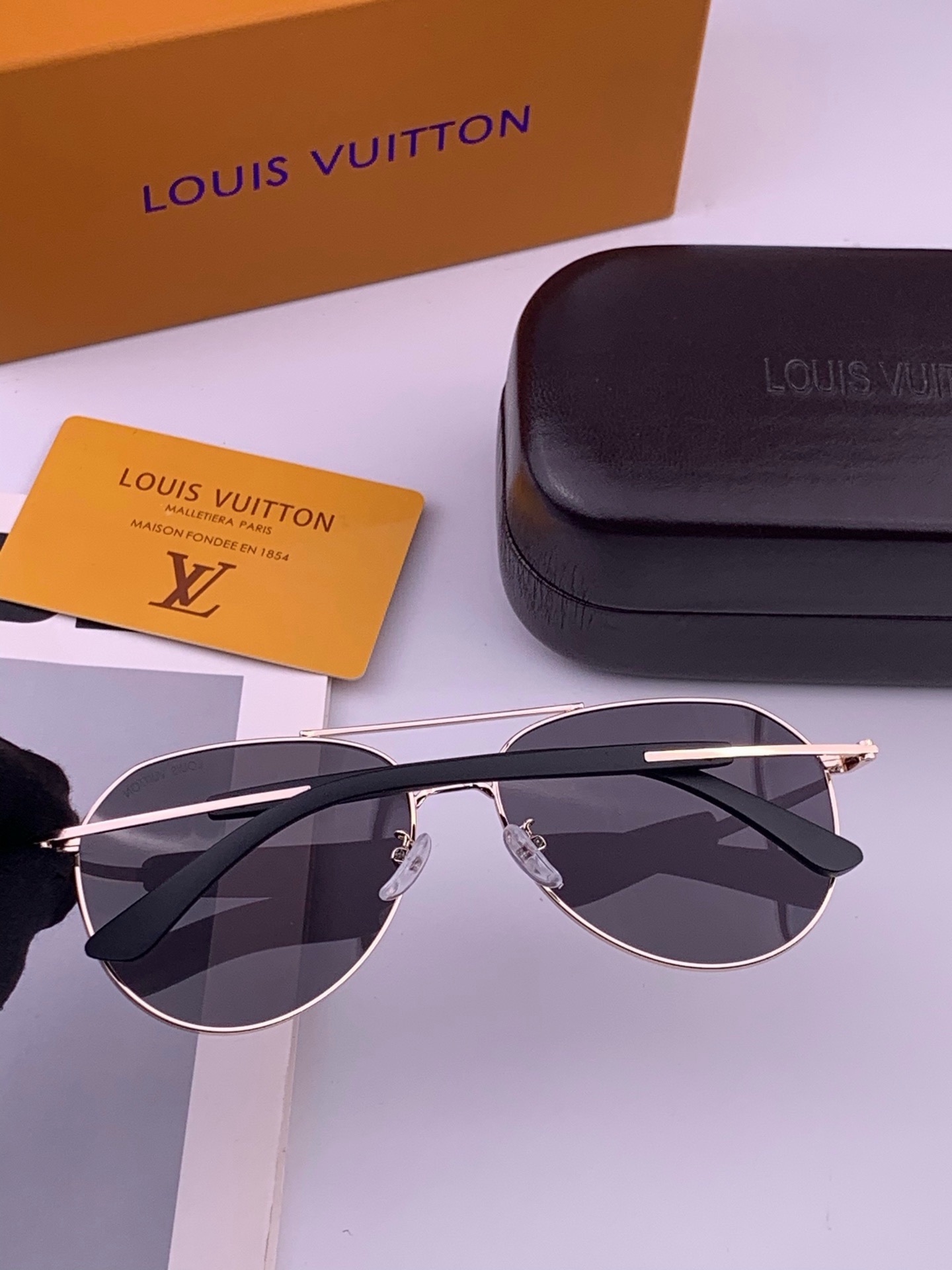 LV 。  高品质男女款墨镜   👍 进口宝丽来偏光镜片  。蛤蟆镜 开车钓鱼都可 。百搭显瘦墨镜韩版男士飞行员大框司机