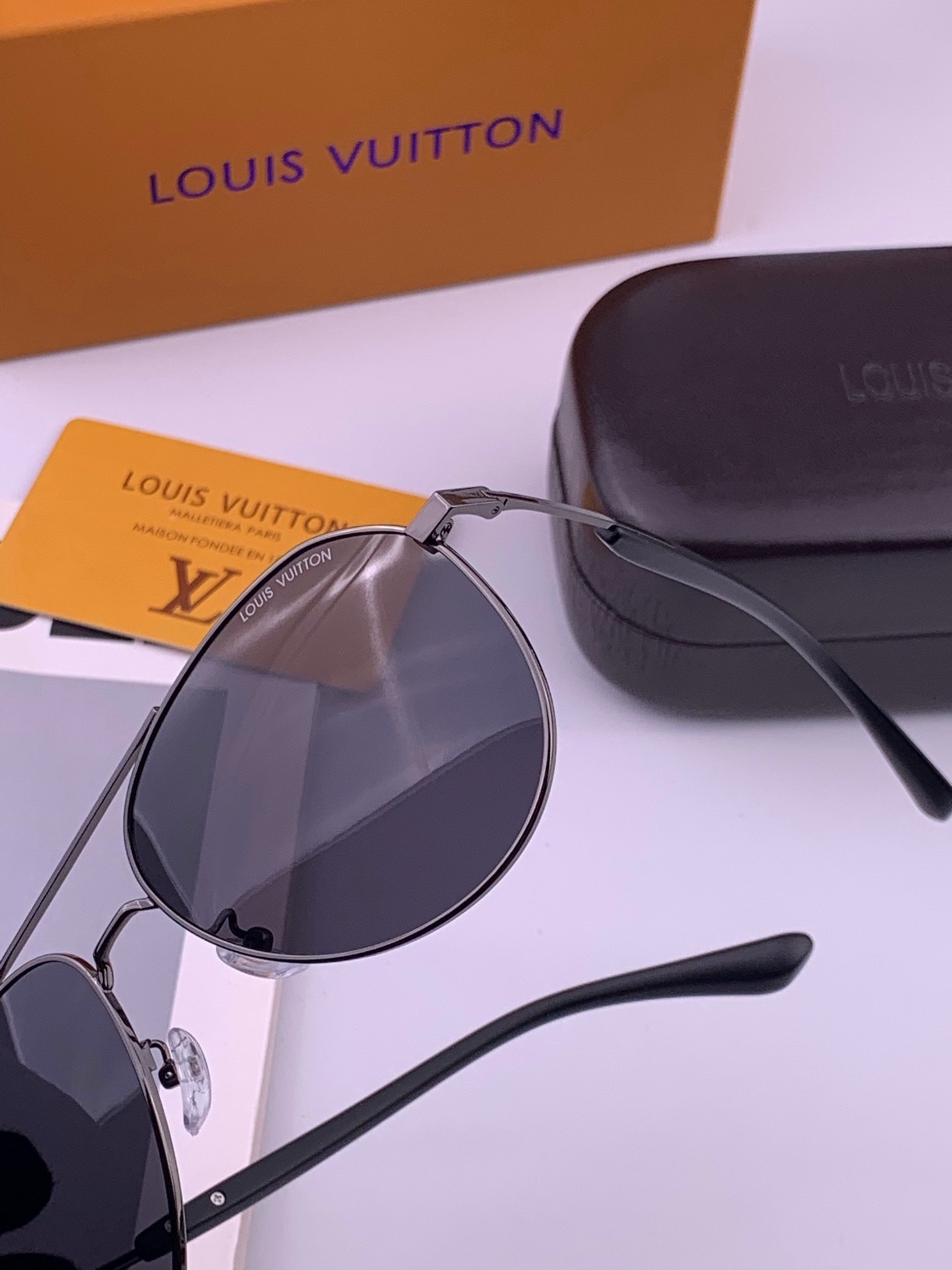 LV 。  高品质男女款墨镜   👍 进口宝丽来偏光镜片  。蛤蟆镜 开车钓鱼都可 。百搭显瘦墨镜韩版男士飞行员大框司机