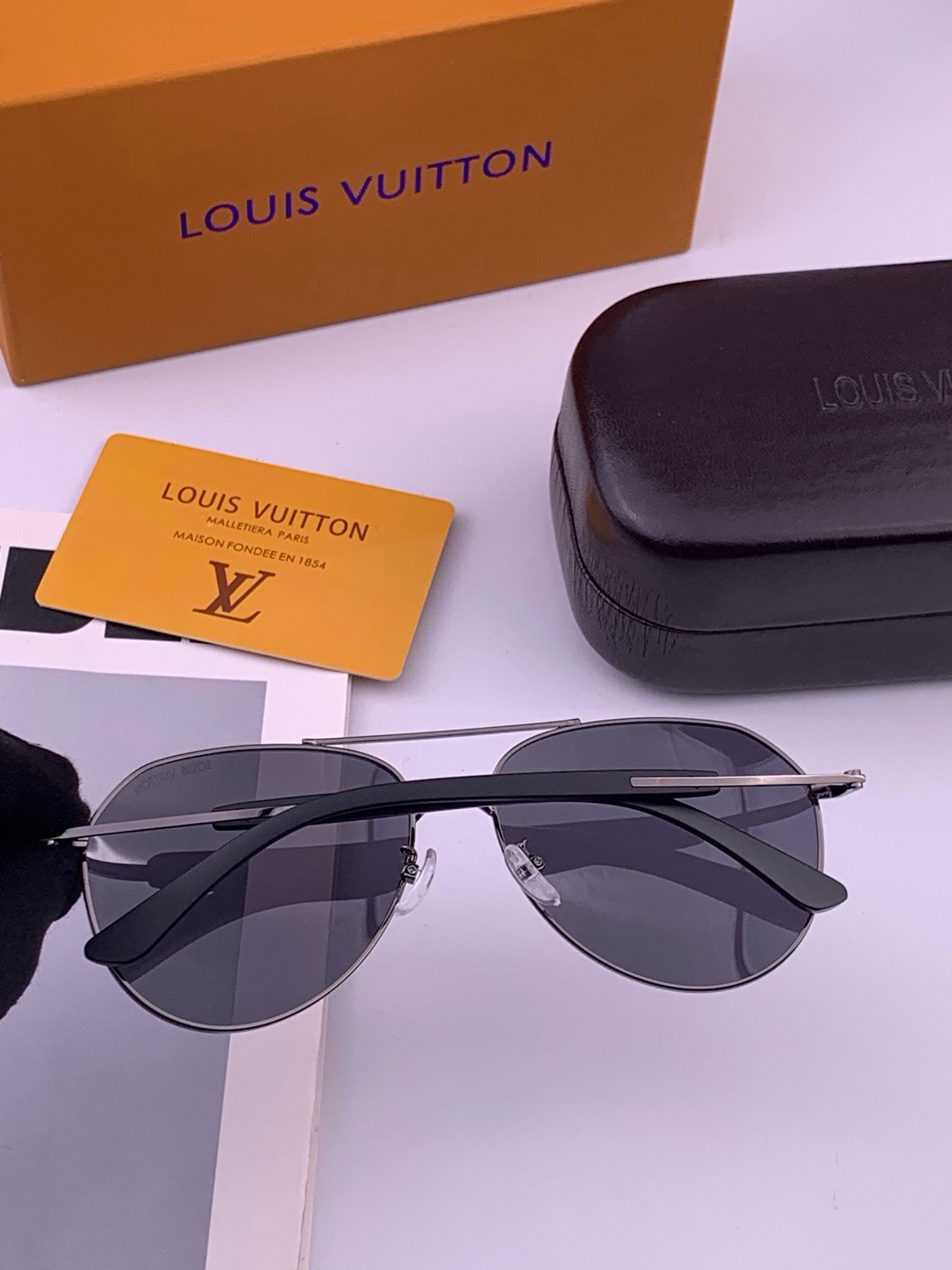 LV 。  高品质男女款墨镜   👍 进口宝丽来偏光镜片  。蛤蟆镜 开车钓鱼都可 。百搭显瘦墨镜韩版男士飞行员大框司机