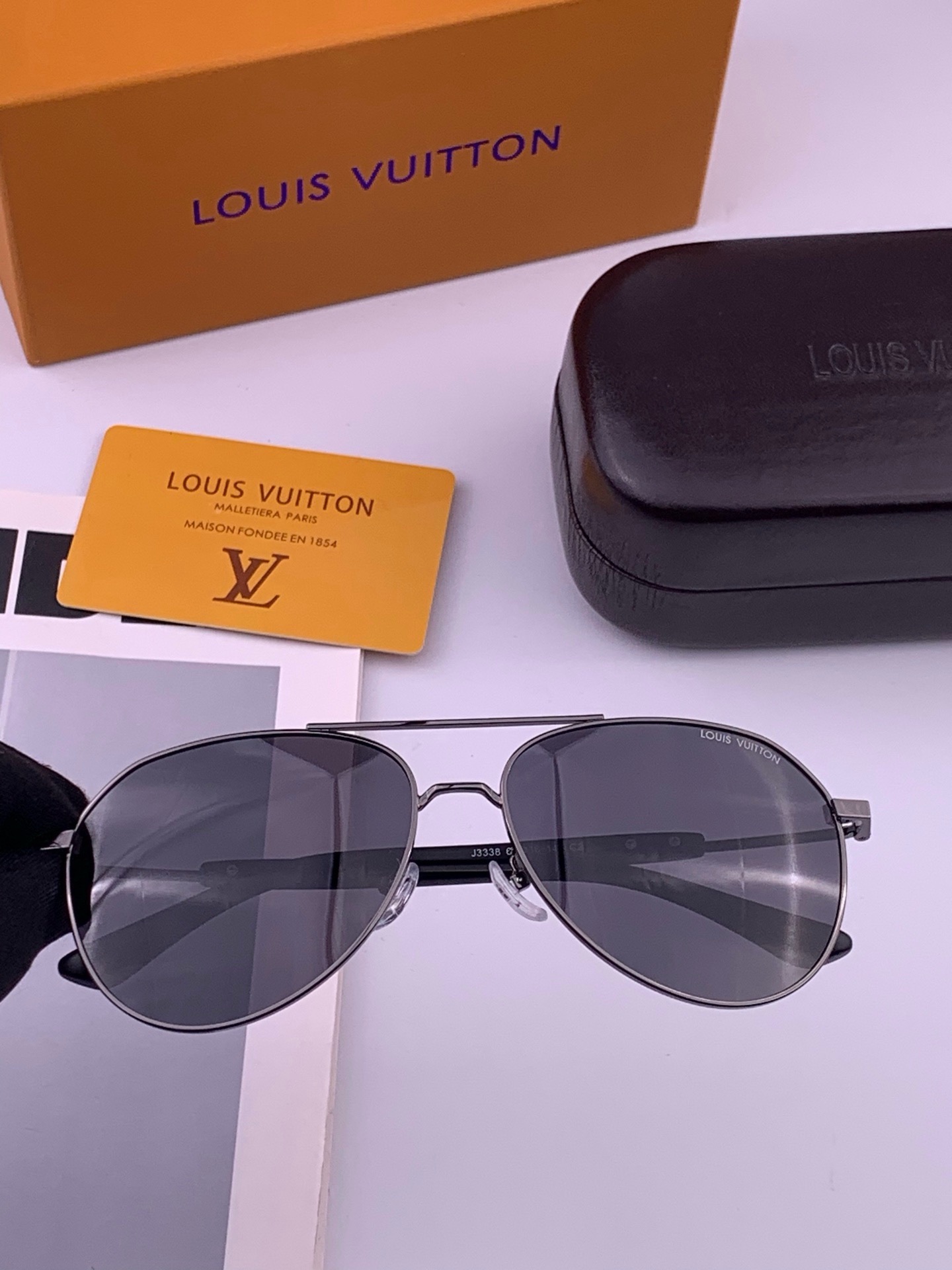 LV 。  高品质男女款墨镜   👍 进口宝丽来偏光镜片  。蛤蟆镜 开车钓鱼都可 。百搭显瘦墨镜韩版男士飞行员大框司机
