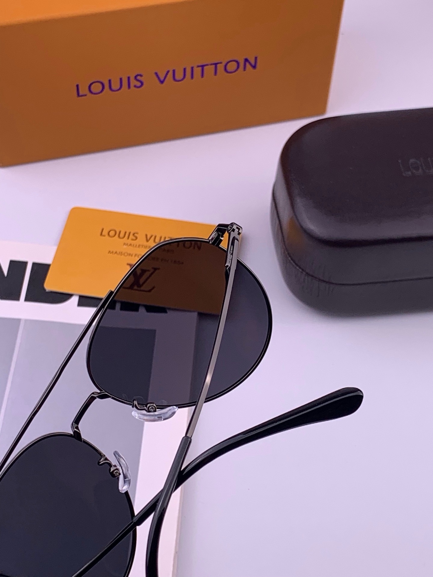 LV 。  高品质男女款墨镜   👍 进口宝丽来偏光镜片  。蛤蟆镜 开车钓鱼都可 。百搭显瘦墨镜韩版男士飞行员大框司机