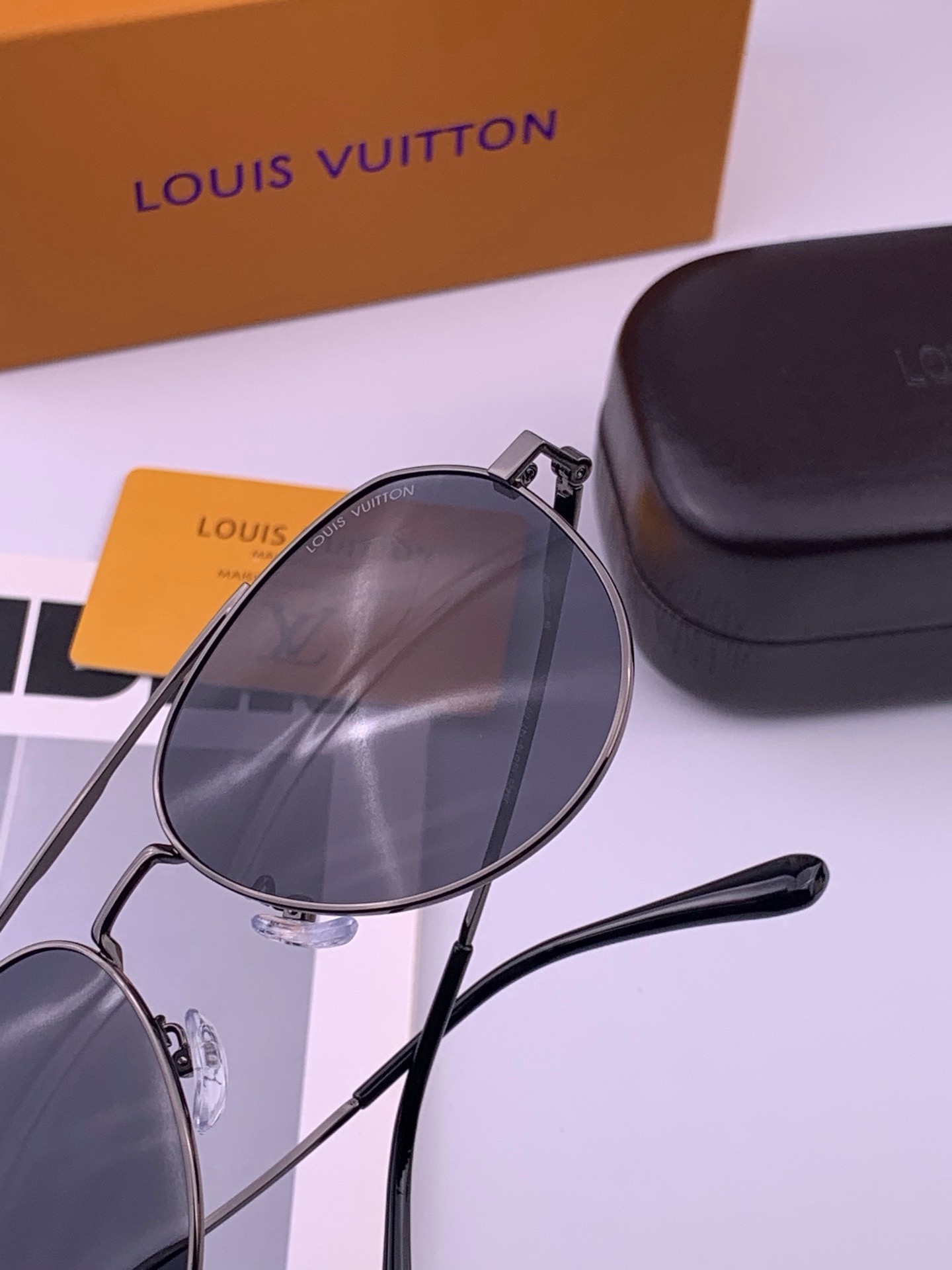 LV 。  高品质男女款墨镜   👍 进口宝丽来偏光镜片  。蛤蟆镜 开车钓鱼都可 。百搭显瘦墨镜韩版男士飞行员大框司机