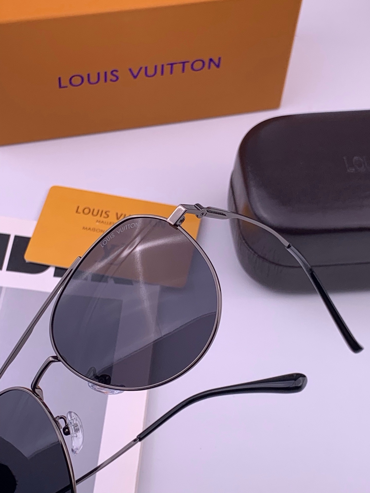 LV 。  高品质男女款墨镜   👍 进口宝丽来偏光镜片  。蛤蟆镜 开车钓鱼都可 。百搭显瘦墨镜韩版男士飞行员大框司机