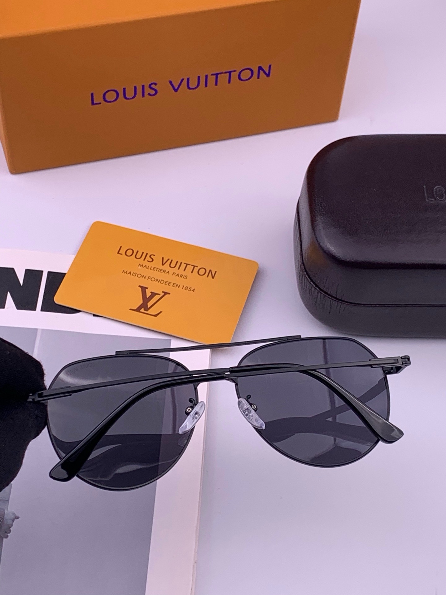LV 。  高品质男女款墨镜   👍 进口宝丽来偏光镜片  。蛤蟆镜 开车钓鱼都可 。百搭显瘦墨镜韩版男士飞行员大框司机