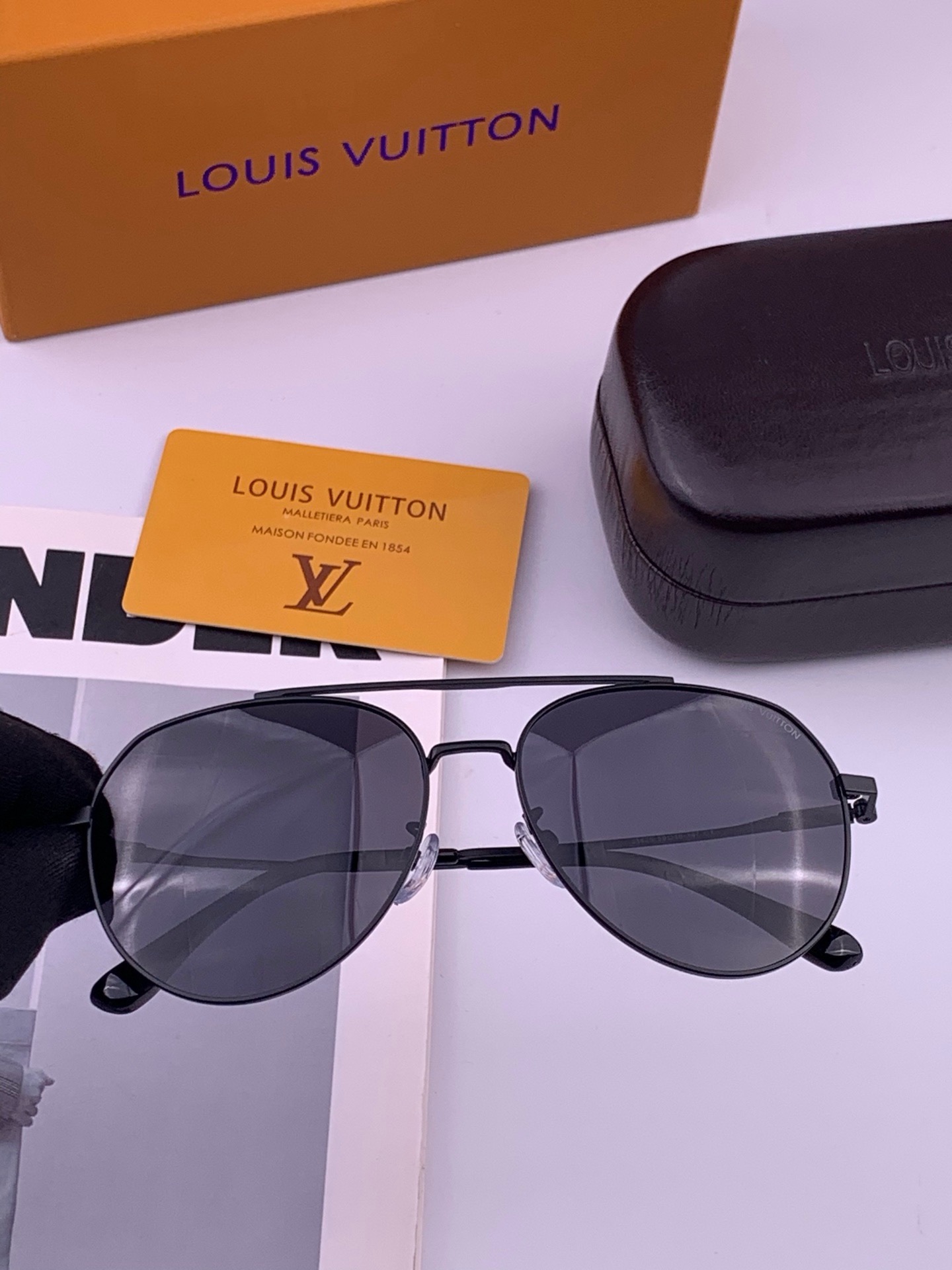 LV 。  高品质男女款墨镜   👍 进口宝丽来偏光镜片  。蛤蟆镜 开车钓鱼都可 。百搭显瘦墨镜韩版男士飞行员大框司机