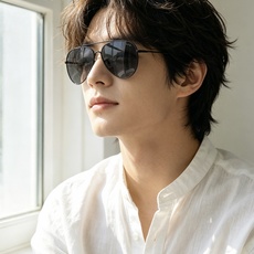 Gucci 。 高品质男女款墨镜 👍 进口宝丽来偏光镜片 。蛤蟆镜 开车钓鱼都可 。百搭显瘦墨镜韩版男士飞行员大 Gucci 。 高品质男女款墨镜 👍 进口宝丽来偏光镜片 。蛤蟆镜 开车钓鱼都可 。百搭显瘦墨镜韩版男士飞行员大