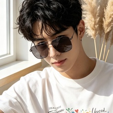 Gucci 。 高品质男女款墨镜 👍 进口宝丽来偏光镜片 。蛤蟆镜 开车钓鱼都可 。百搭显瘦墨镜韩版男士飞行员大 Gucci 。 高品质男女款墨镜 👍 进口宝丽来偏光镜片 。蛤蟆镜 开车钓鱼都可 。百搭显瘦墨镜韩版男士飞行员大