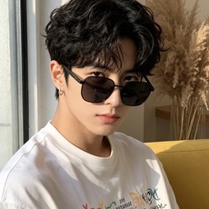 Gucci 。 高品质男女款墨镜 👍 进口宝丽来偏光镜片 。蛤蟆镜 开车钓鱼都可 。百搭显瘦墨镜韩版男士飞行员大 Gucci 。 高品质男女款墨镜 👍 进口宝丽来偏光镜片 。蛤蟆镜 开车钓鱼都可 。百搭显瘦墨镜韩版男士飞行员大