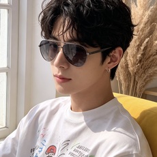 Gucci 。 高品质男女款墨镜 👍 进口宝丽来偏光镜片 。蛤蟆镜 开车钓鱼都可 。百搭显瘦墨镜韩版男士飞行员大 Gucci 。 高品质男女款墨镜 👍 进口宝丽来偏光镜片 。蛤蟆镜 开车钓鱼都可 。百搭显瘦墨镜韩版男士飞行员大