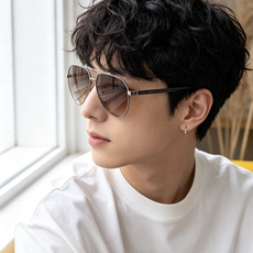 Gucci 。 高品质男女款墨镜 👍 进口宝丽来偏光镜片 。蛤蟆镜 开车钓鱼都可 。百搭显瘦墨镜韩版男士飞行员大 Gucci 。 高品质男女款墨镜 👍 进口宝丽来偏光镜片 。蛤蟆镜 开车钓鱼都可 。百搭显瘦墨镜韩版男士飞行员大