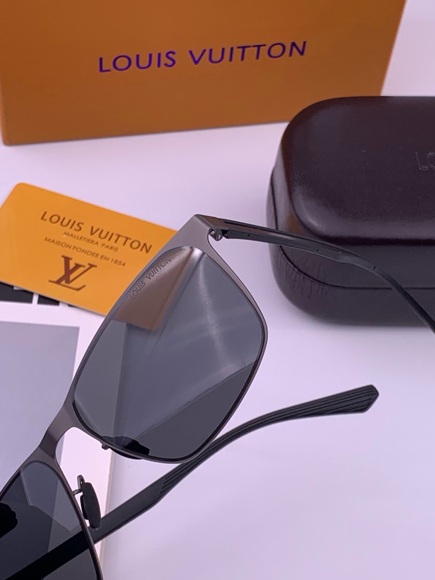 ♦️LV  新款男女情侣款太阳镜多边形墨镜iP电镀永不褪色 超轻超有弹性整幅眼镜无螺丝重要的是压不坏 高清尼龙镜片、精湛