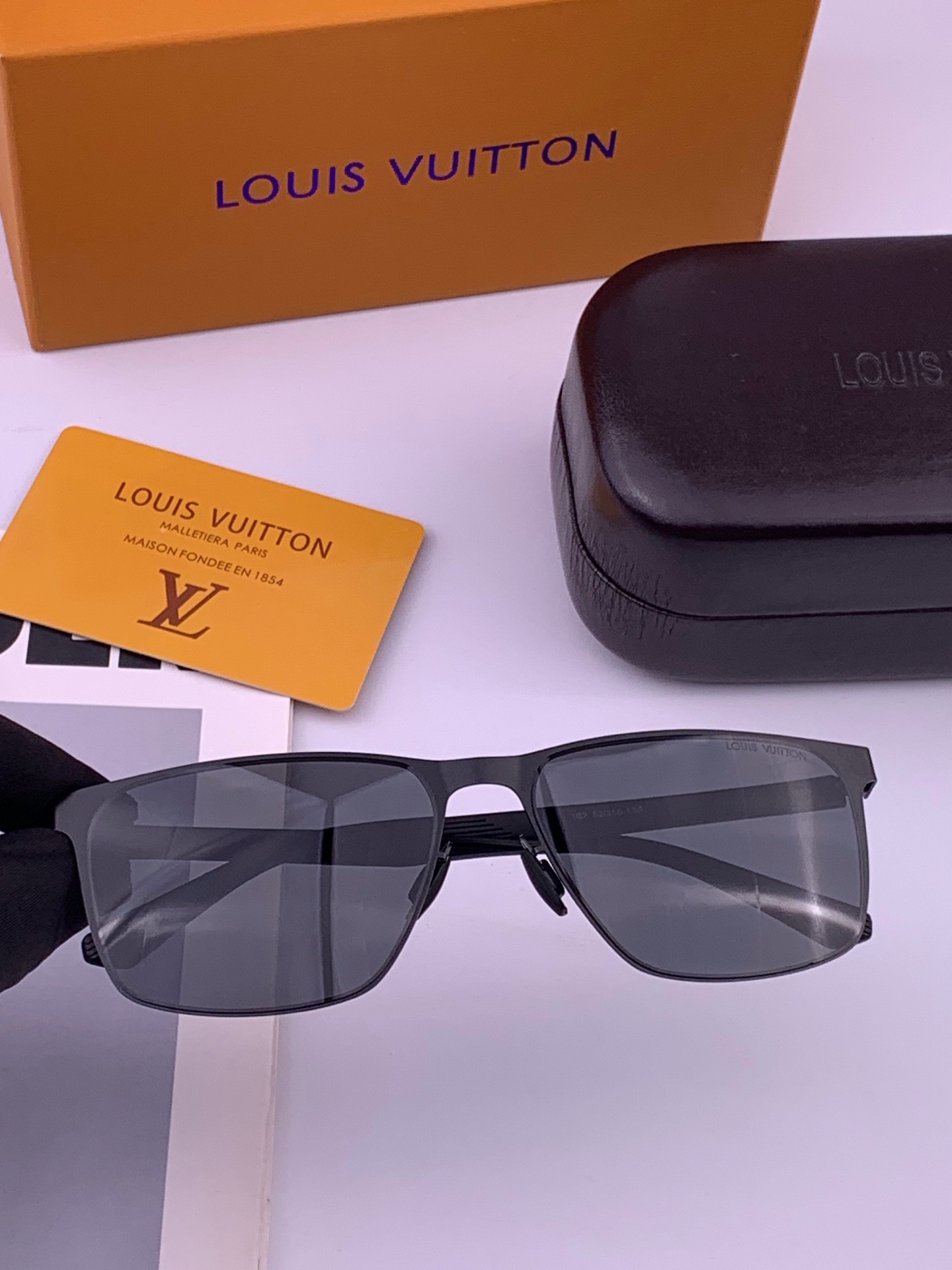 ♦️LV  新款男女情侣款太阳镜多边形墨镜iP电镀永不褪色 超轻超有弹性整幅眼镜无螺丝重要的是压不坏 高清尼龙镜片、精湛
