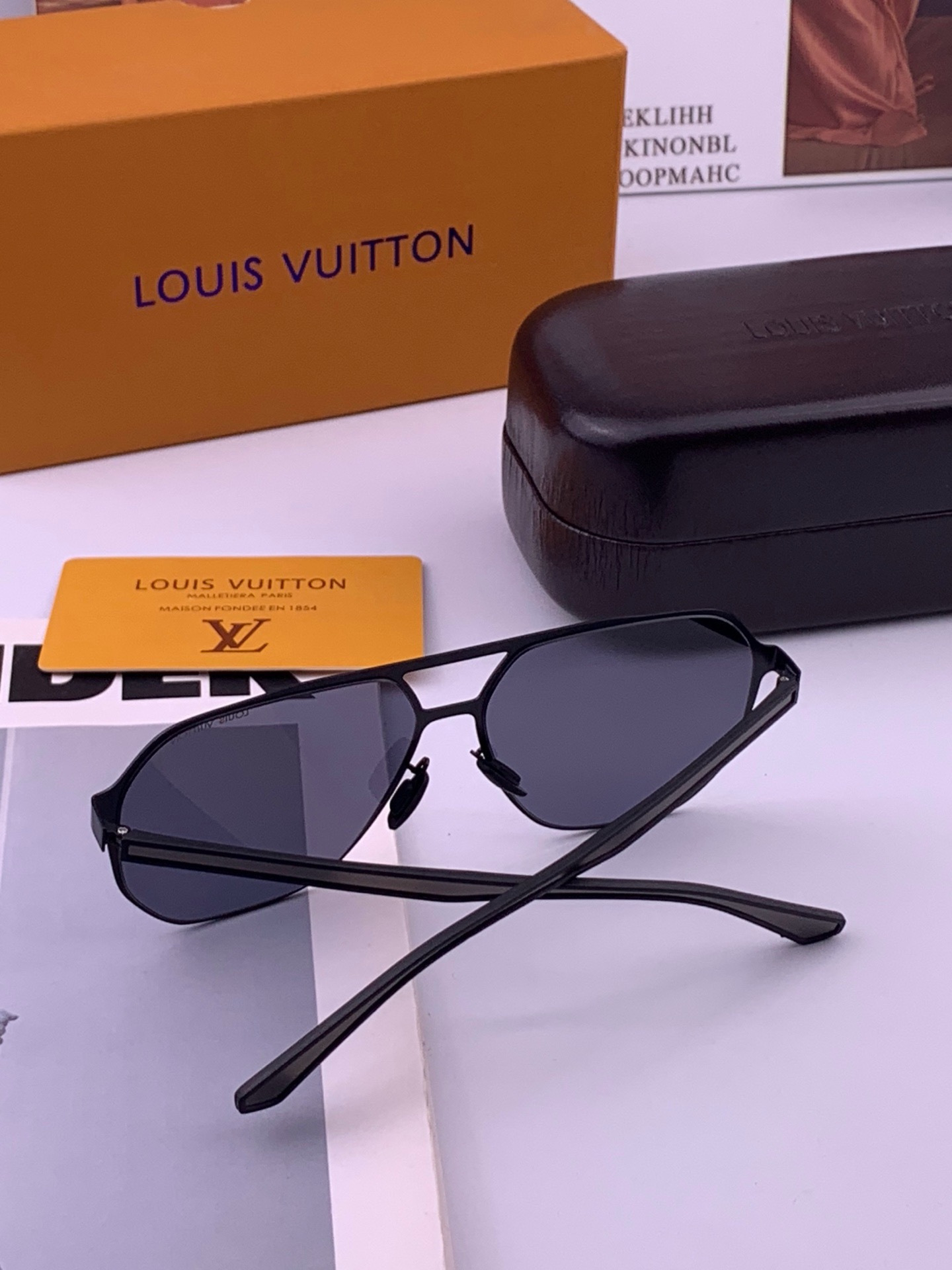 ♦️LV  新款男女情侣款太阳镜多边形墨镜iP电镀永不褪色 超轻超有弹性整幅眼镜无螺丝重要的是压不坏 高清尼龙镜片、精湛