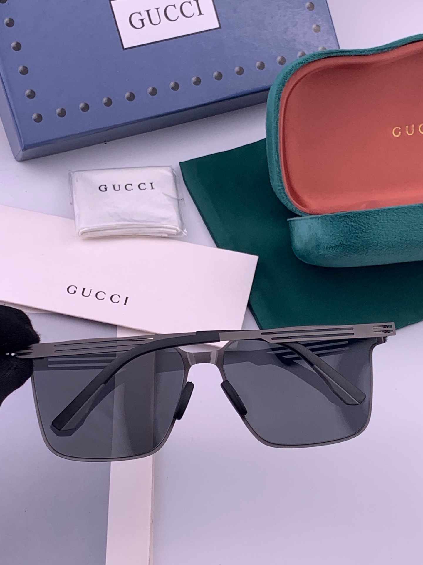 GUCCI 男款炫彩飞行员偏光太阳镜 ❤️材质：高清尼龙加厚卡槽高清偏光镜片 🌹无边框镜架💕颜👍型号：G176