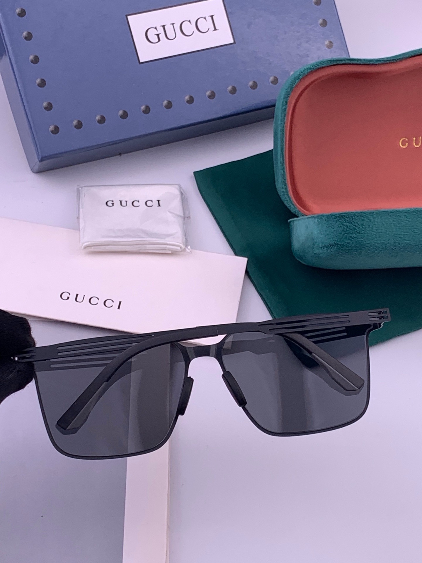 GUCCI 男款炫彩飞行员偏光太阳镜 ❤️材质：高清尼龙加厚卡槽高清偏光镜片 🌹无边框镜架💕颜👍型号：G176