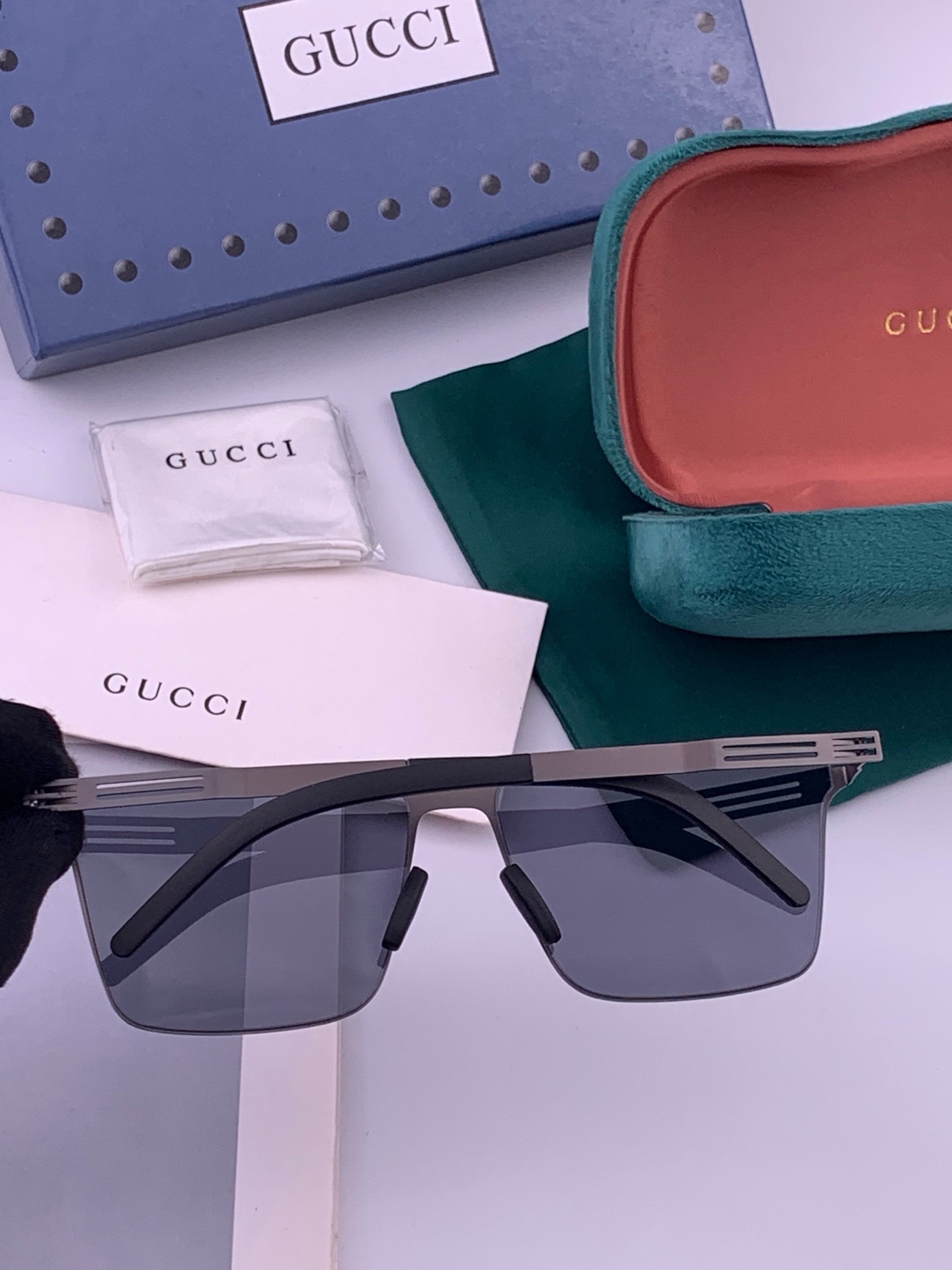 ♦️ GUCCI 新款男女情侣款太阳镜多边形墨镜iP电镀永不褪色 超轻超有弹性整幅眼镜无螺丝重要的是压不坏 高清尼龙镜片