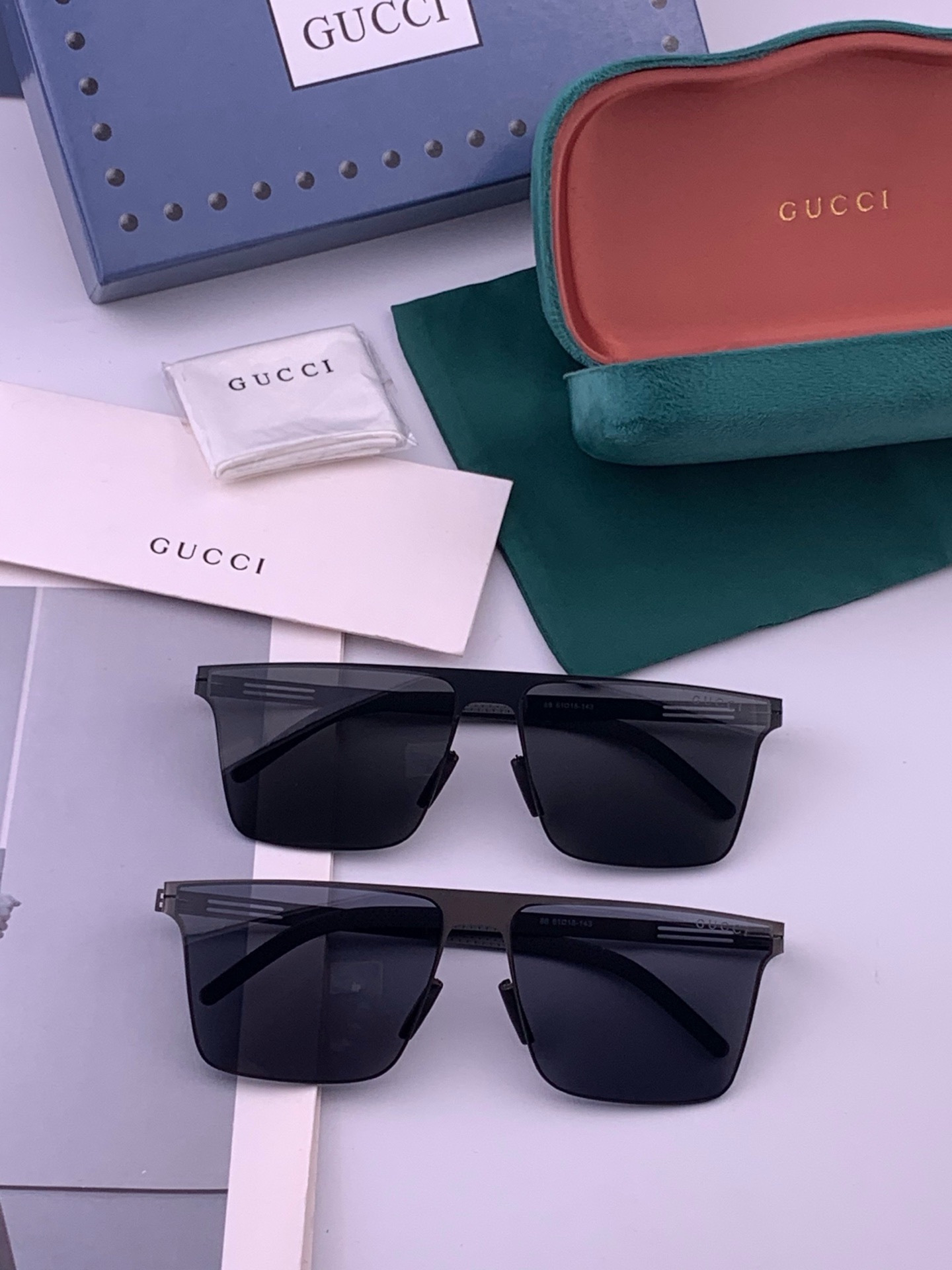 ♦️ GUCCI 新款男女情侣款太阳镜多边形墨镜iP电镀永不褪色 超轻超有弹性整幅眼镜无螺丝重要的是压不坏 高清尼龙镜片