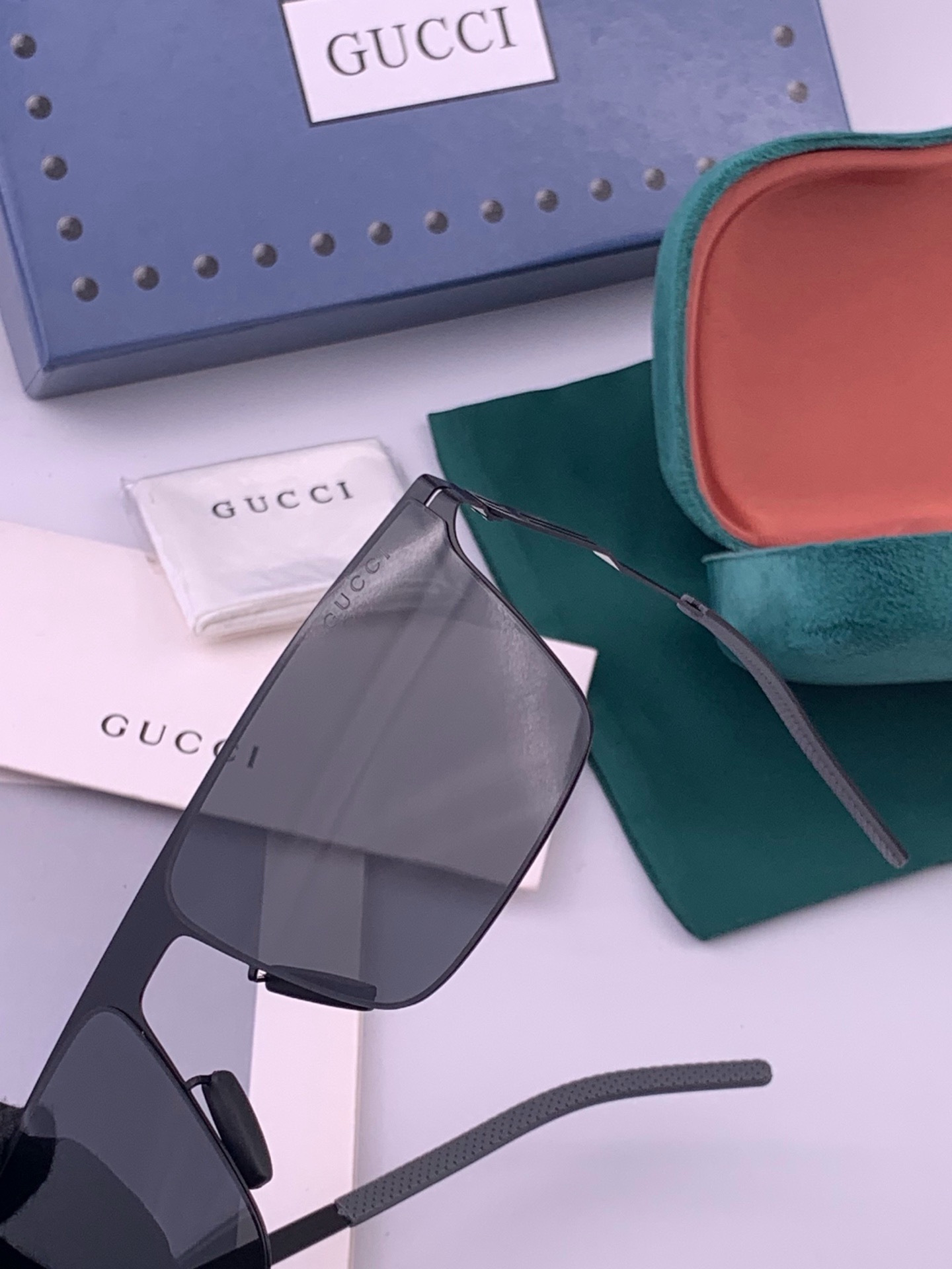 ♦️ GUCCI 新款男女情侣款太阳镜多边形墨镜iP电镀永不褪色 超轻超有弹性整幅眼镜无螺丝重要的是压不坏 高清尼龙镜片