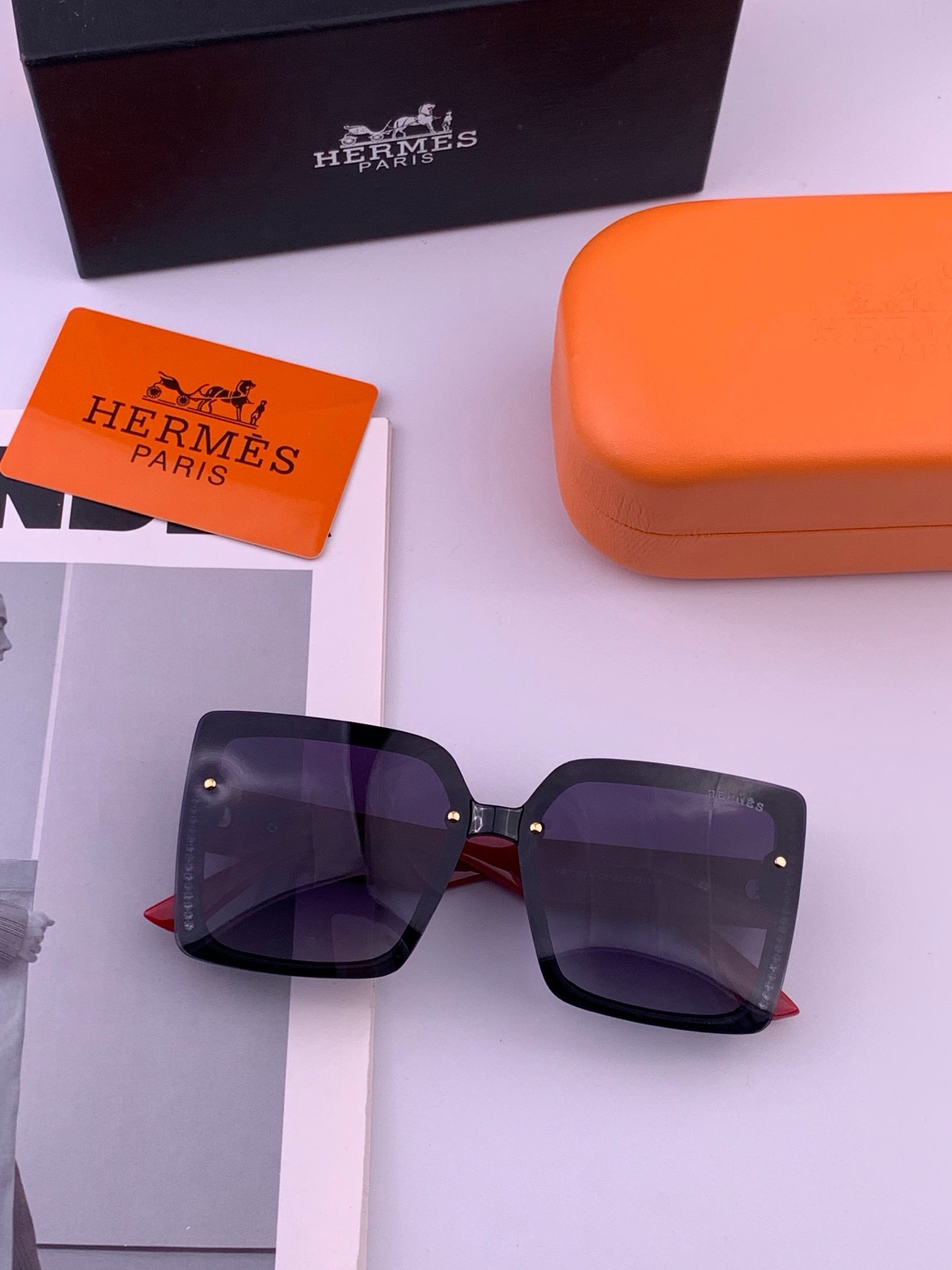 新款 爱马仕女士偏光太阳镜🕶️ 宝丽来高清镜片🎉高品质TR-90镜框 时尚百搭！ 型号：H47701