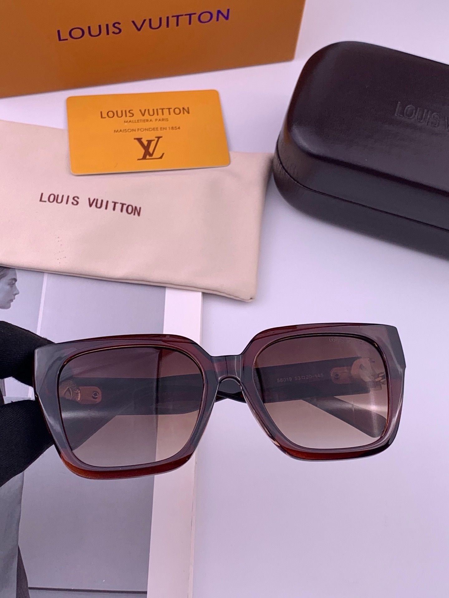 LV 新款女士方框太阳眼镜 开车墨镜 新款太阳镜  时尚大方 舒适轻盈 精致奢华 超轻 型号：L95801